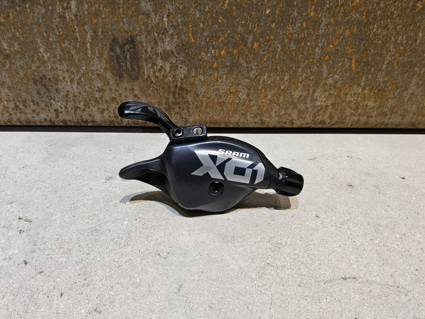 Schaltungsteile von Sram, SRAM X01 EAGLE TRIGGER SCHALTHEBEL 12 FACH vor USEDBIKES - OB.DE Hintergrund