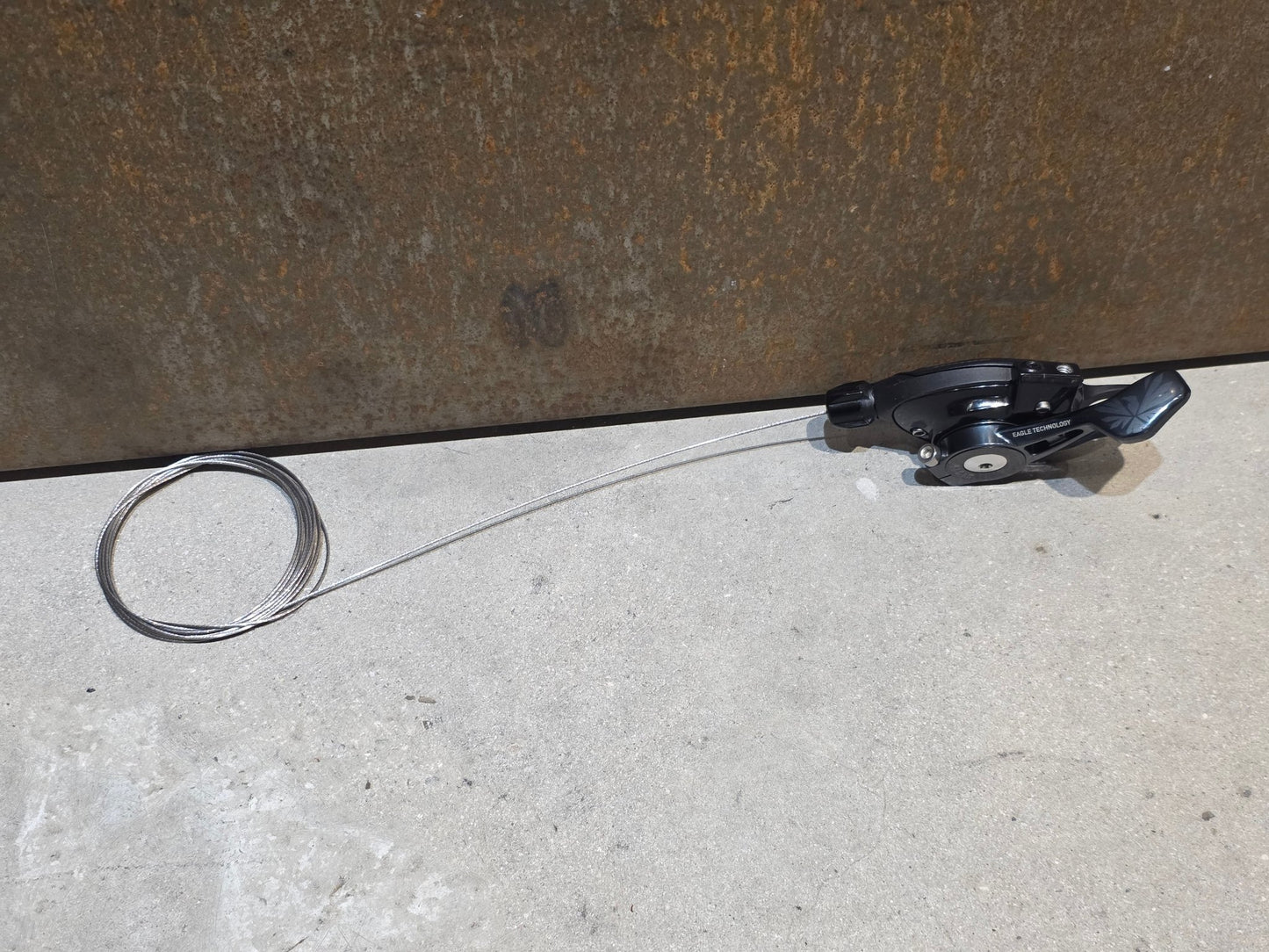 Schaltungsteile von Sram, SRAM X01 EAGLE TRIGGER SCHALTHEBEL 12 FACH vor USEDBIKES - OB.DE Hintergrund
