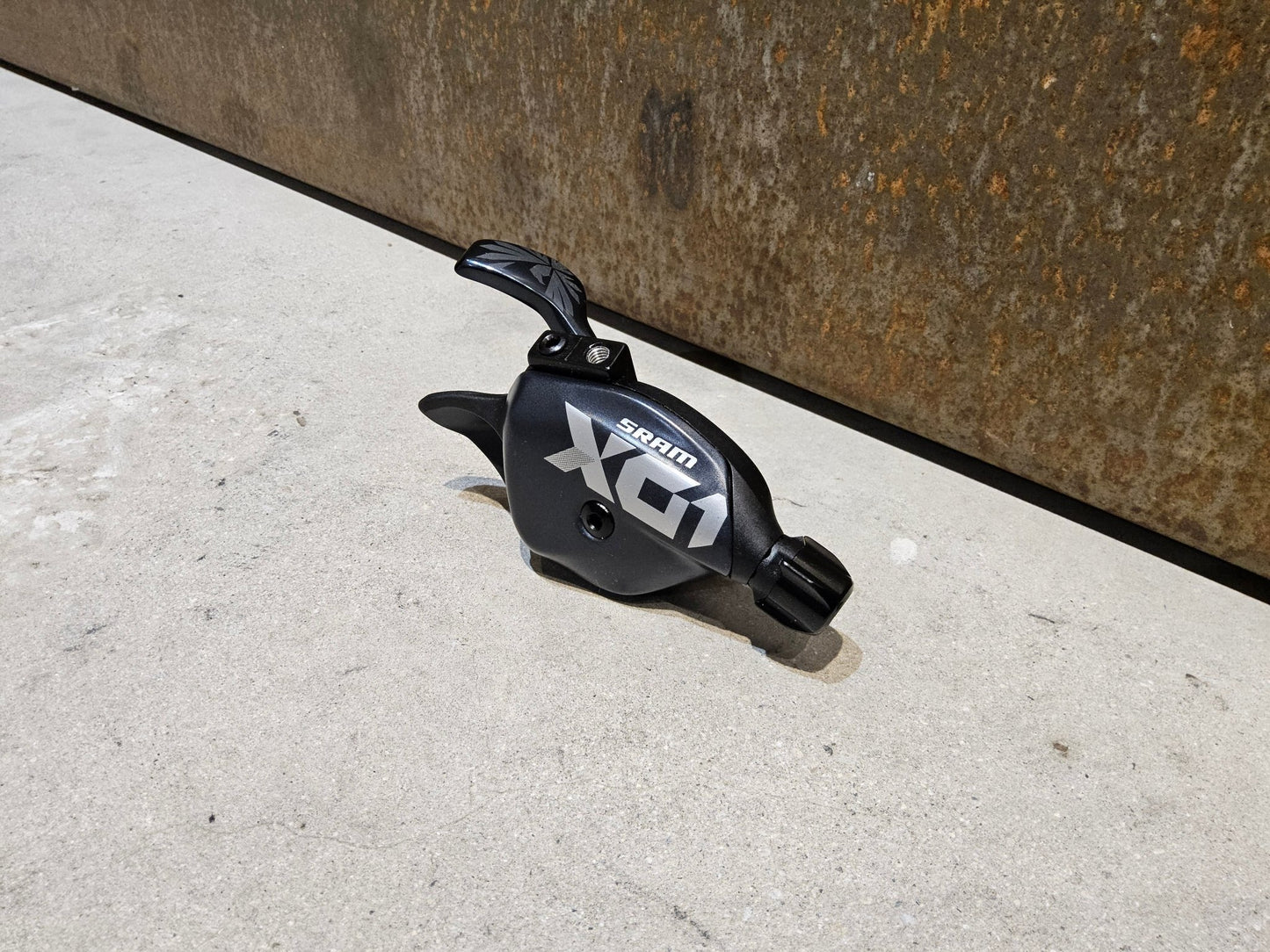 Schaltungsteile von Sram, SRAM X01 EAGLE TRIGGER SCHALTHEBEL 12 FACH vor USEDBIKES - OB.DE Hintergrund