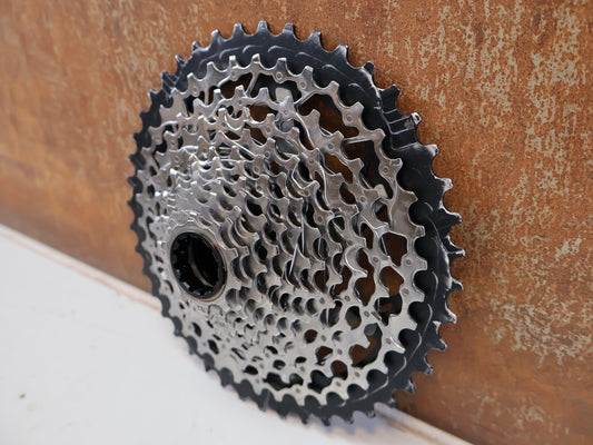 Kassette & Zahnkränze von Sram, SRAM XPLR XG-1271 KASSETTE / 12-FACH / 10-44 ZÄHNE / XDR / GRAVEL / 378G vor USEDBIKES-OB.DE Hintergrund