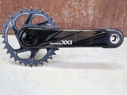 Schaltungsteile von Sram, SRAM XX1 EAGLE DUB KURBELGARNITUR 32 ZÄHNE / 175MM vor USEDBIKES - OB.DE Hintergrund