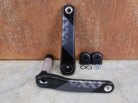 Kurbel von Sram, SRAM XX1 EAGLE DUB SL KURBELARME 170 MM – BOOST 52 MM – 8 - BOLT – CARBON vor USEDBIKES - OB.DE Hintergrund