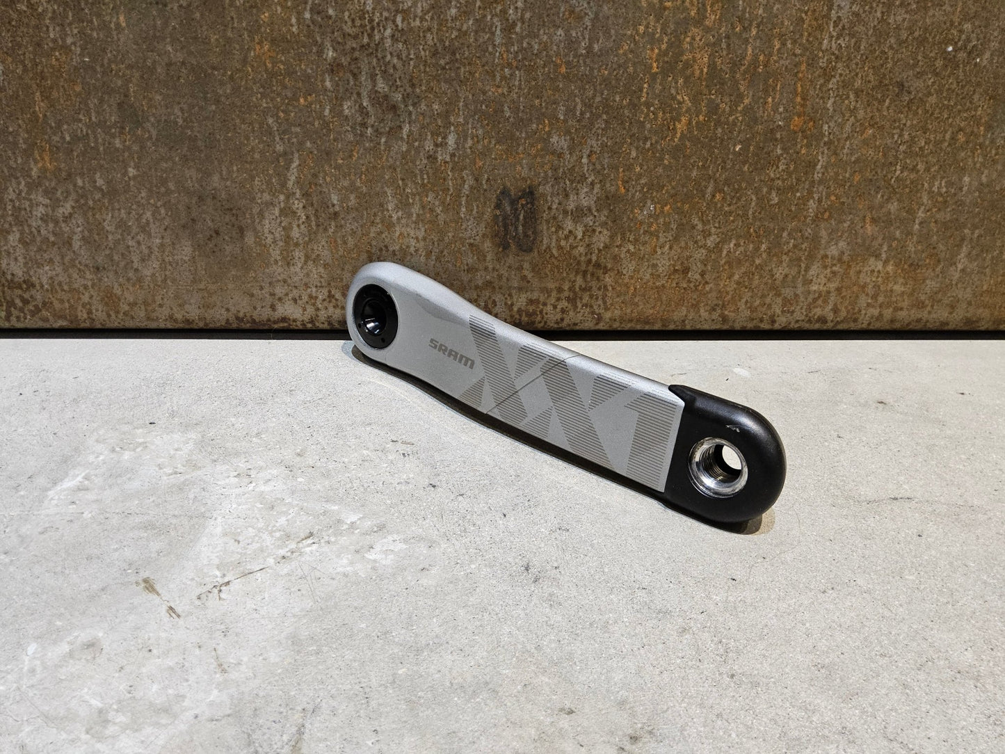 Kurbel von Sram, SRAM XX1 EAGLE KURBELARME 3 - BOLT 175MM OFFSET / N1NO SONDEREDITION vor USEDBIKES - OB.DE Hintergrund