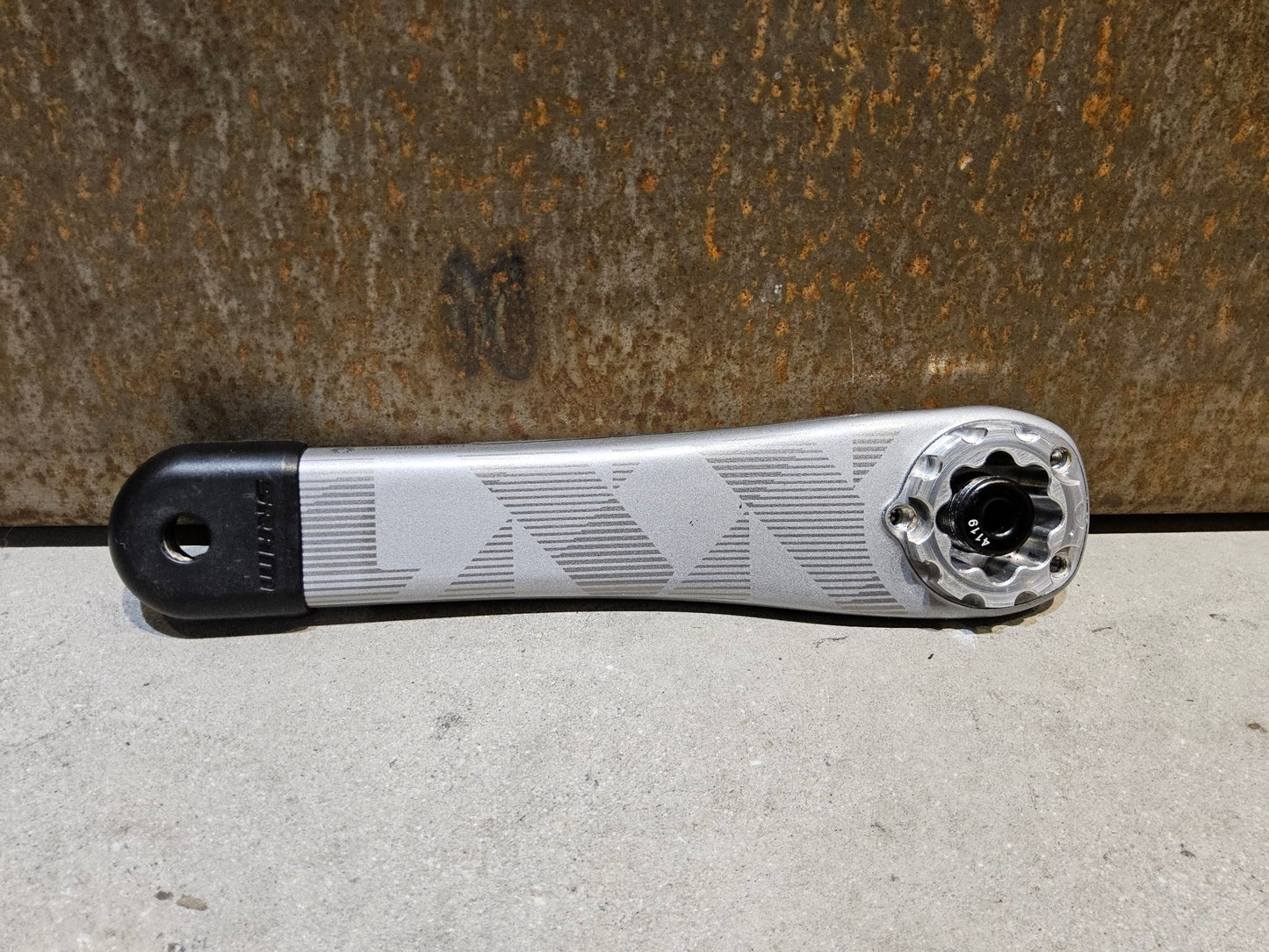 Kurbel von Sram, SRAM XX1 EAGLE KURBELARME 3 - BOLT 175MM OFFSET / N1NO SONDEREDITION vor USEDBIKES - OB.DE Hintergrund