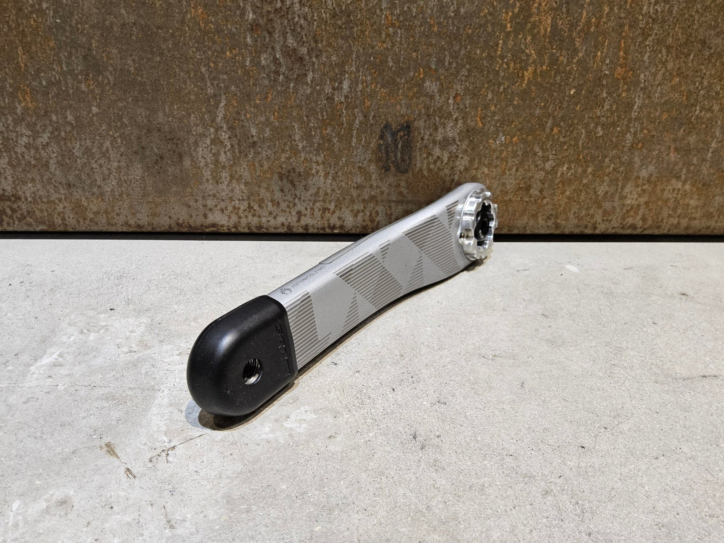 Kurbel von Sram, SRAM XX1 EAGLE KURBELARME 3 - BOLT 175MM OFFSET / N1NO SONDEREDITION vor USEDBIKES - OB.DE Hintergrund