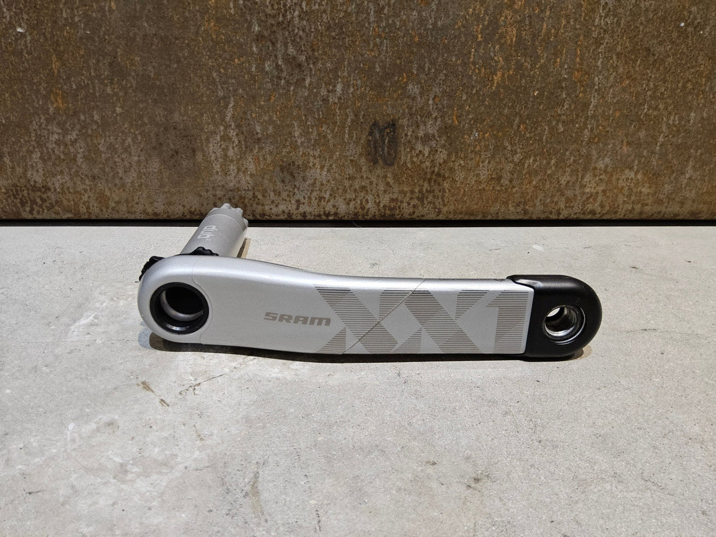 Kurbel von Sram, SRAM XX1 EAGLE KURBELARME 3 - BOLT 175MM OFFSET / N1NO SONDEREDITION vor USEDBIKES - OB.DE Hintergrund