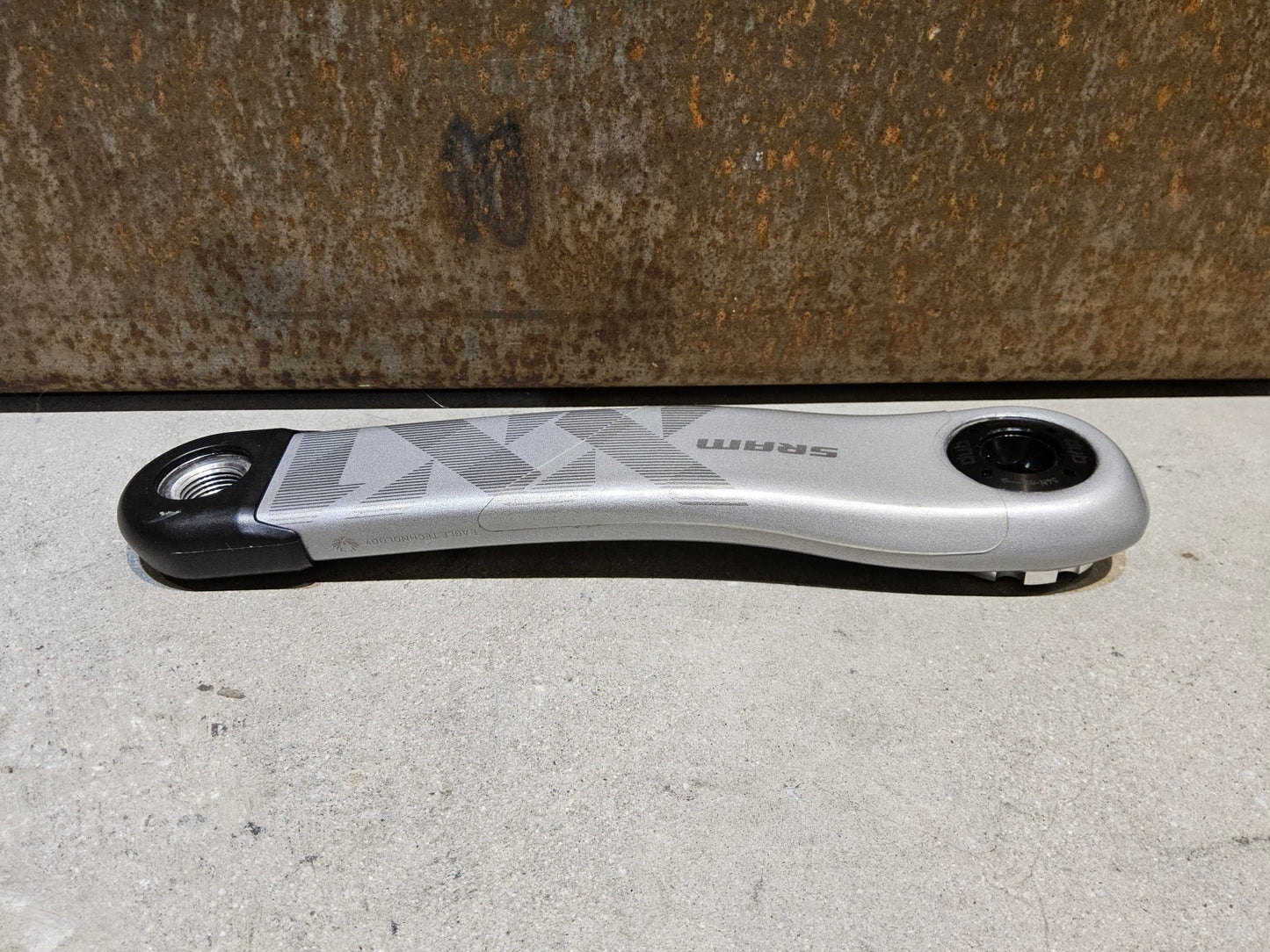Kurbel von Sram, SRAM XX1 EAGLE KURBELARME 3 - BOLT 175MM OFFSET / N1NO SONDEREDITION vor USEDBIKES - OB.DE Hintergrund