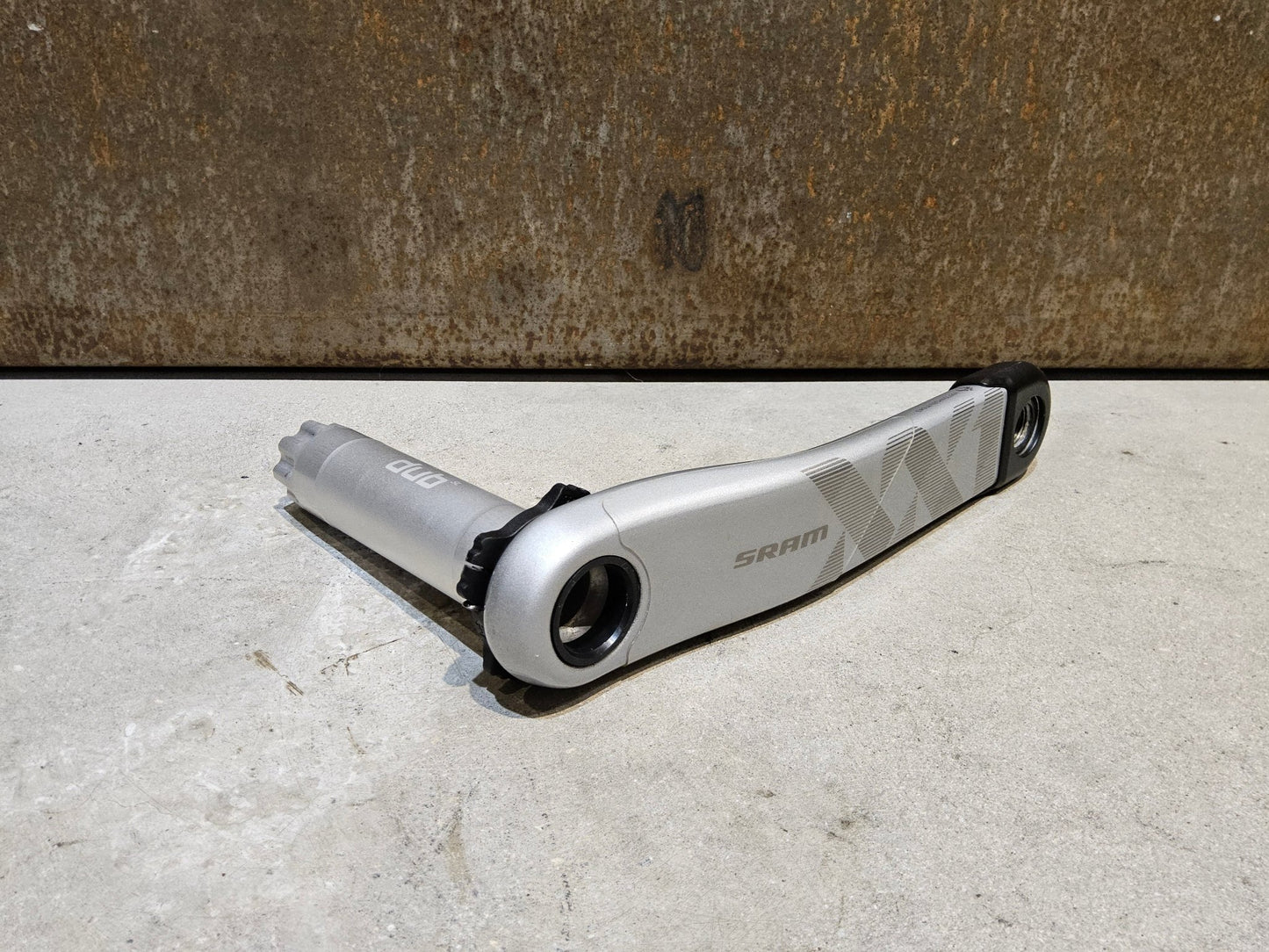 Kurbel von Sram, SRAM XX1 EAGLE KURBELARME 3 - BOLT 175MM OFFSET / N1NO SONDEREDITION vor USEDBIKES - OB.DE Hintergrund