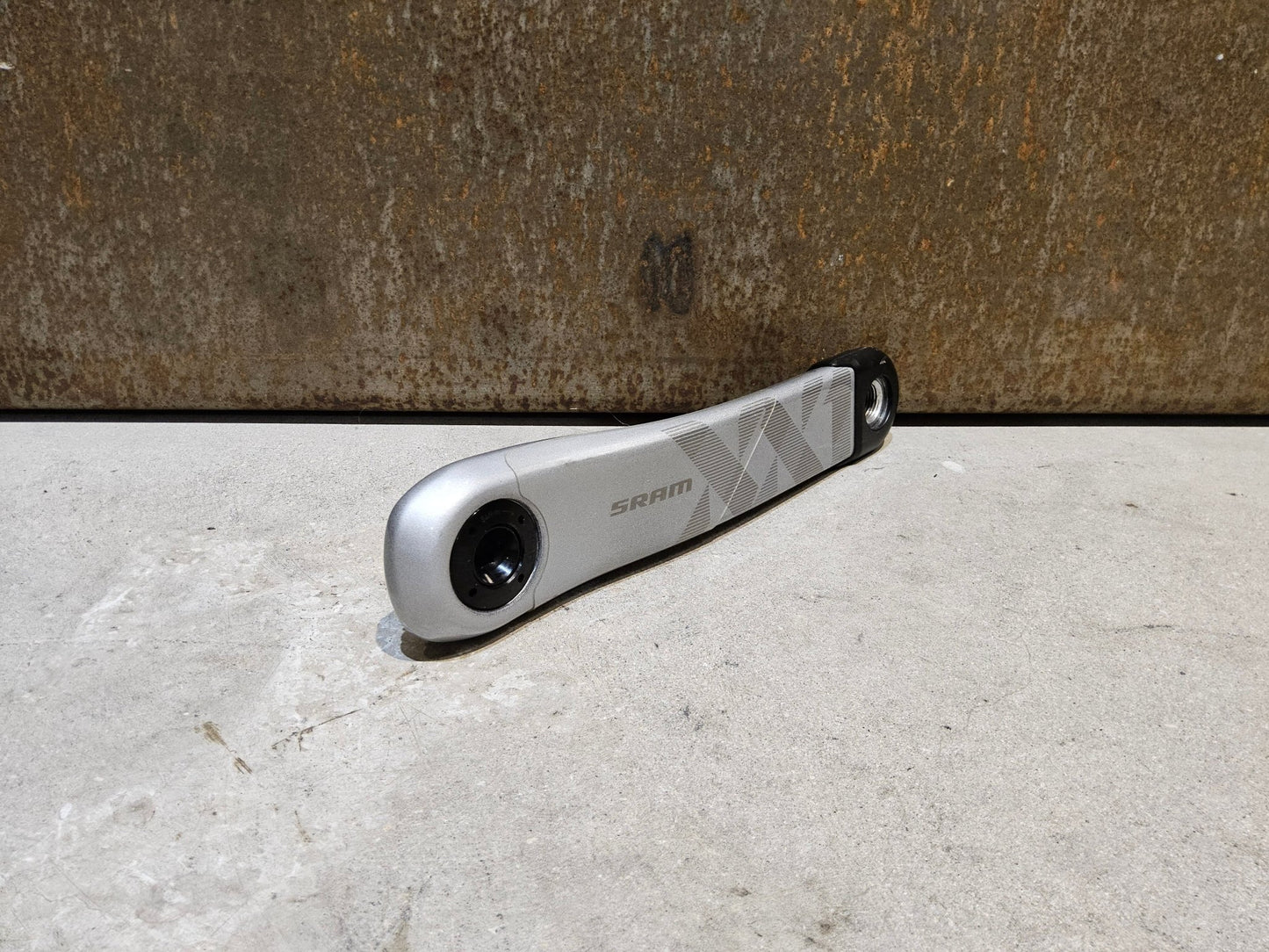 Kurbel von Sram, SRAM XX1 EAGLE KURBELARME 3 - BOLT 175MM OFFSET / N1NO SONDEREDITION vor USEDBIKES - OB.DE Hintergrund