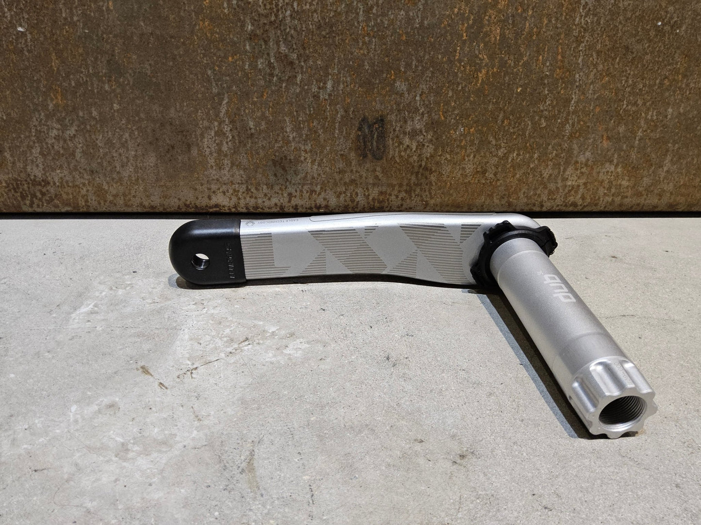 Kurbel von Sram, SRAM XX1 EAGLE KURBELARME 3 - BOLT 175MM OFFSET / N1NO SONDEREDITION vor USEDBIKES - OB.DE Hintergrund