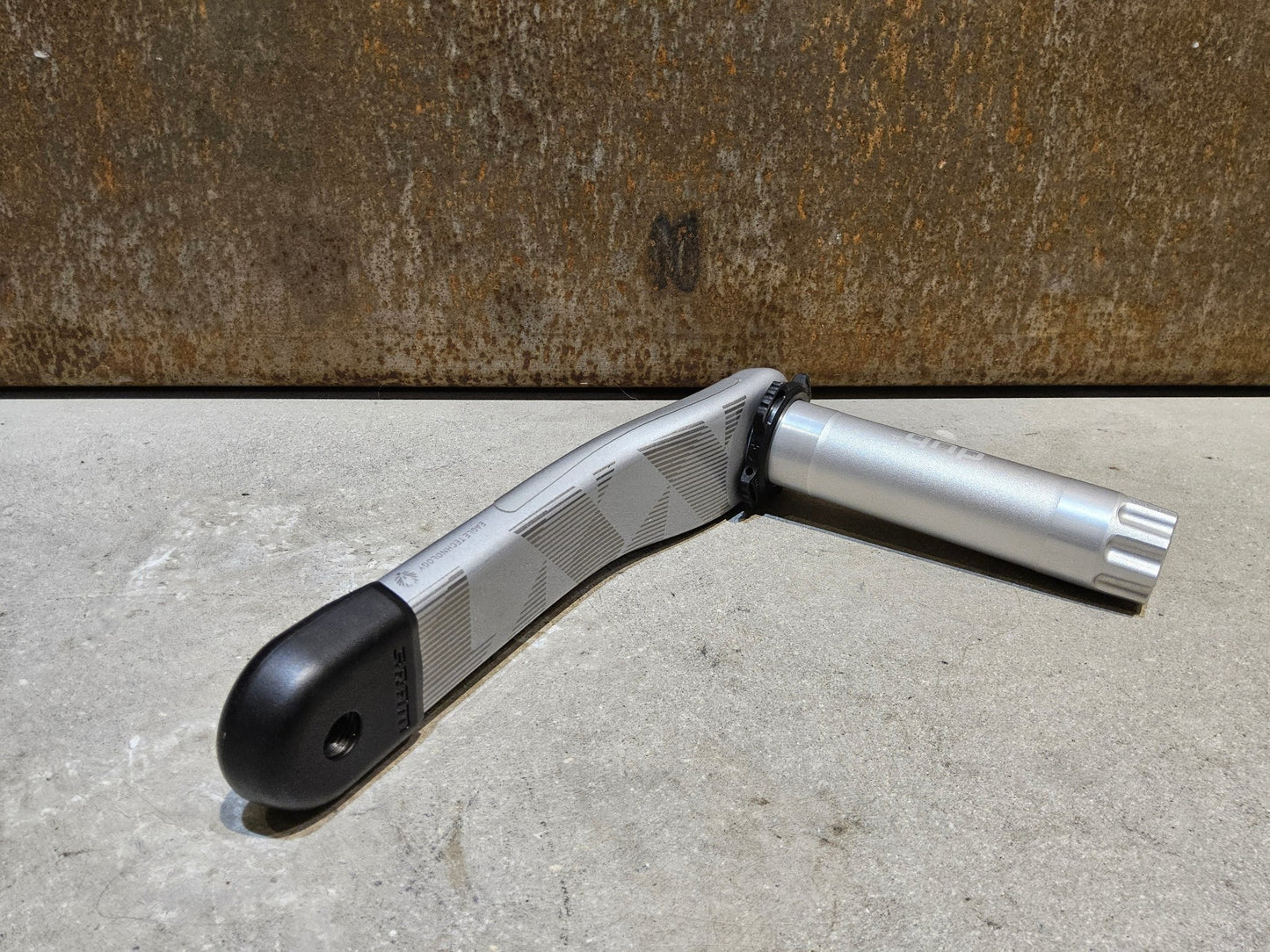 Kurbel von Sram, SRAM XX1 EAGLE KURBELARME 3 - BOLT 175MM OFFSET / N1NO SONDEREDITION vor USEDBIKES - OB.DE Hintergrund
