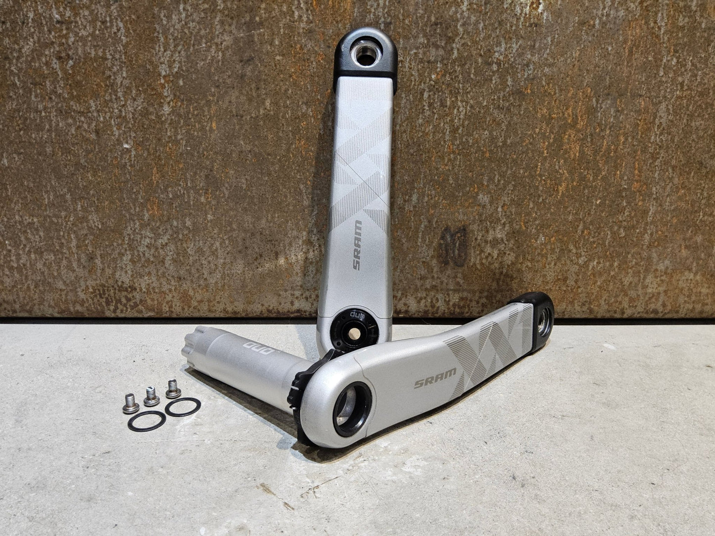 Kurbel von Sram, SRAM XX1 EAGLE KURBELARME 3 - BOLT 175MM OFFSET / N1NO SONDEREDITION vor USEDBIKES - OB.DE Hintergrund