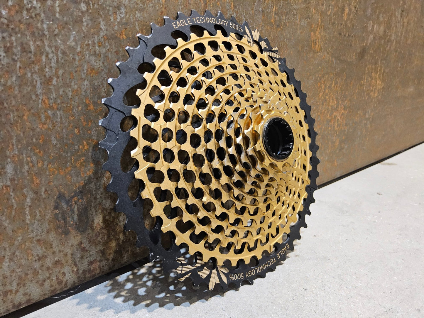 Kassette & Zahnkränze von Sram, SRAM XX1 GOLD XG 1299 KASSETTE ZAHNKRANZ 10 - 50 ZÄHNE vor USEDBIKES - OB.DE Hintergrund