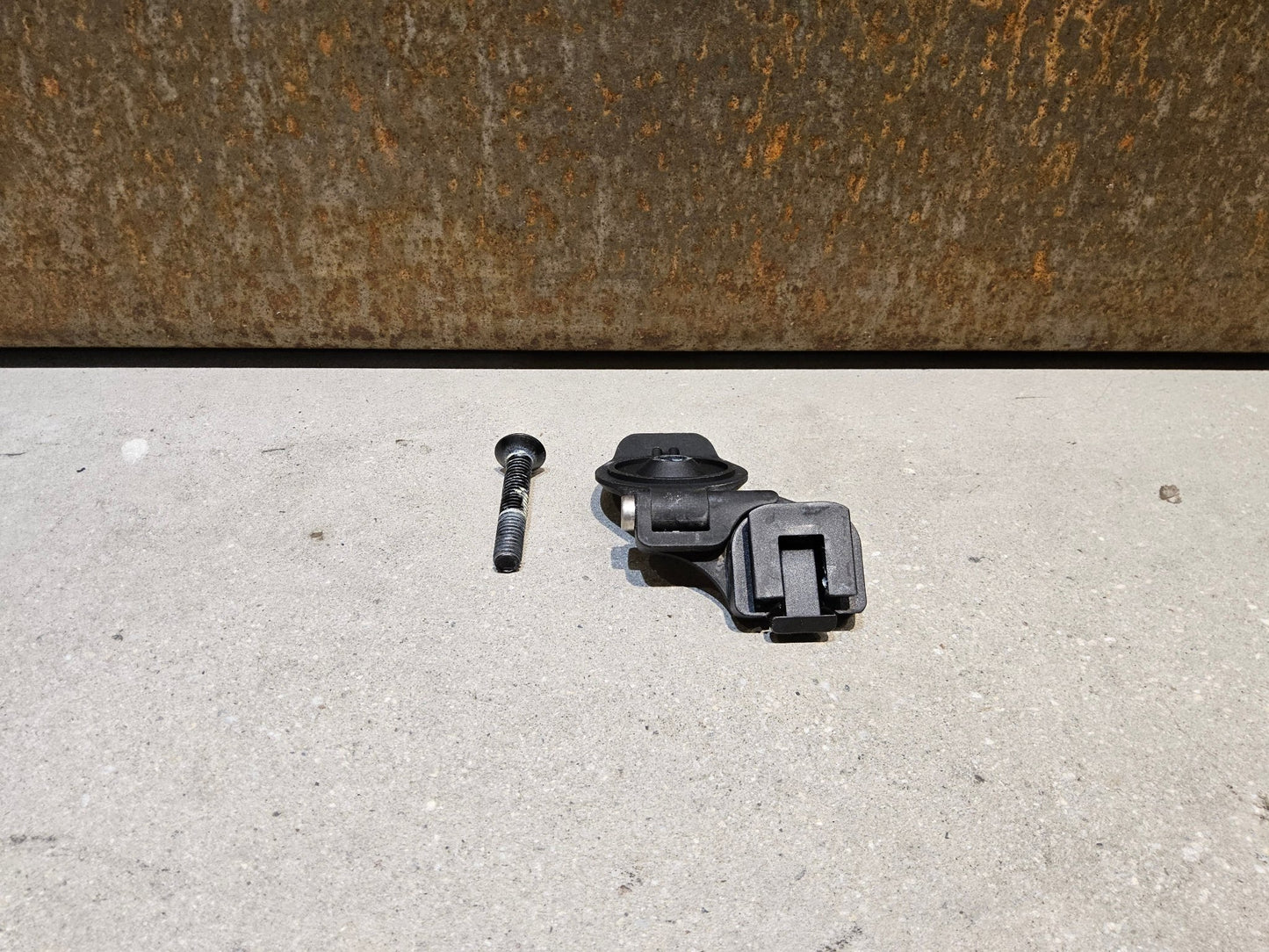 Computerhalterung von SRM, SRM POWERCONTROL COMPUTERMOUNT SCOTT FRASER IC TOP CAP vor USEDBIKES - OB.DE Hintergrund