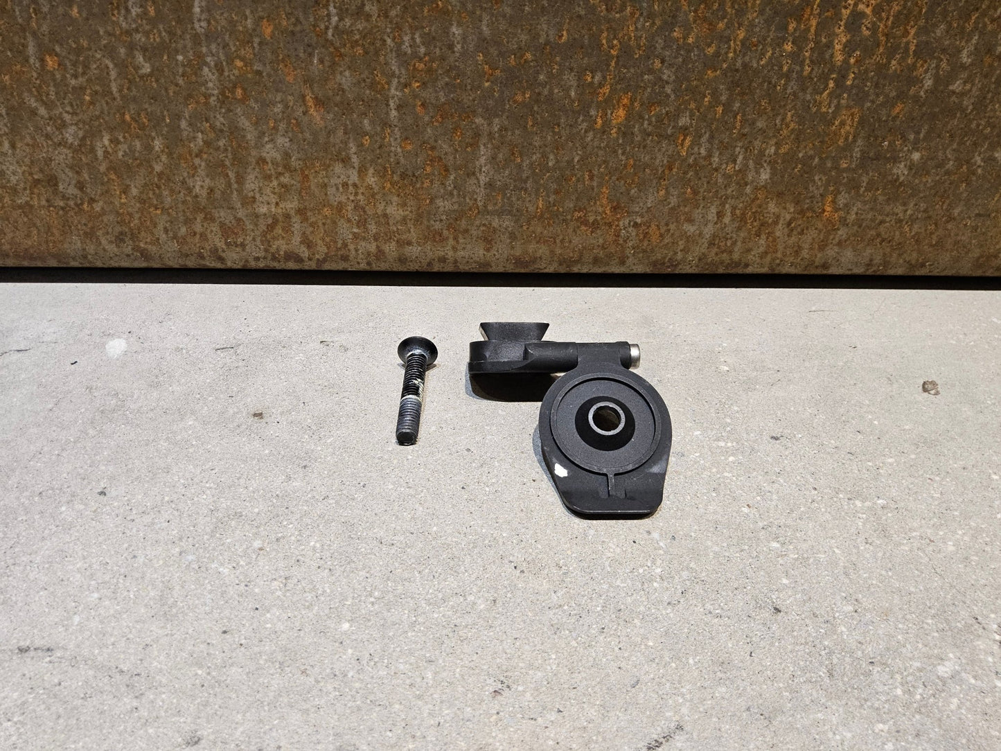 Computerhalterung von SRM, SRM POWERCONTROL COMPUTERMOUNT SCOTT FRASER IC TOP CAP vor USEDBIKES - OB.DE Hintergrund