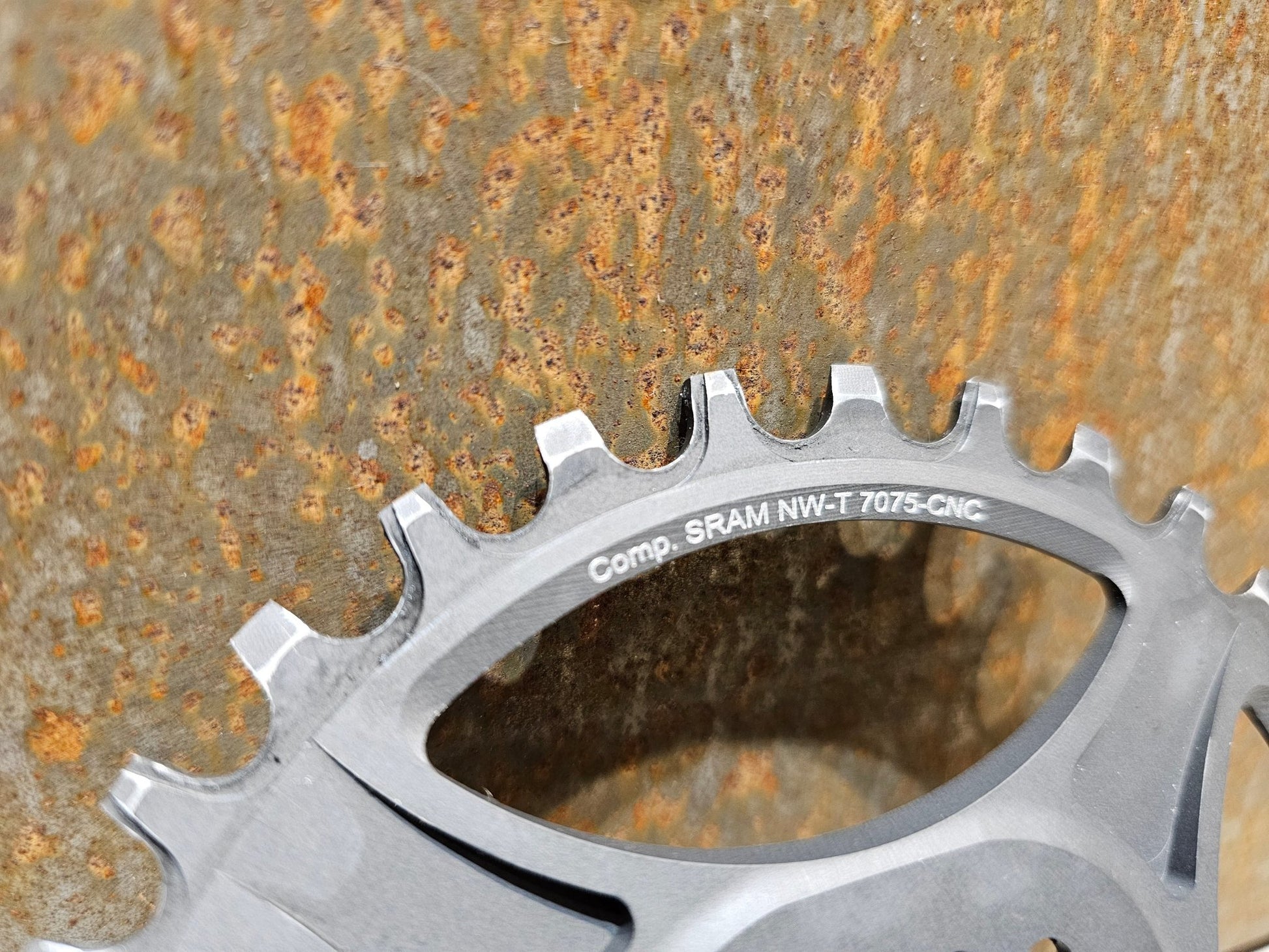 Kettenblatt von Stronglight, STRONGLIGHT SRAM DIRECTMOUNT KETTENBLATT 11 FACH 6MM OFFSET 32 ZÄHNE in variant_title vor USEDBIKES - OB.DE Hintergrund