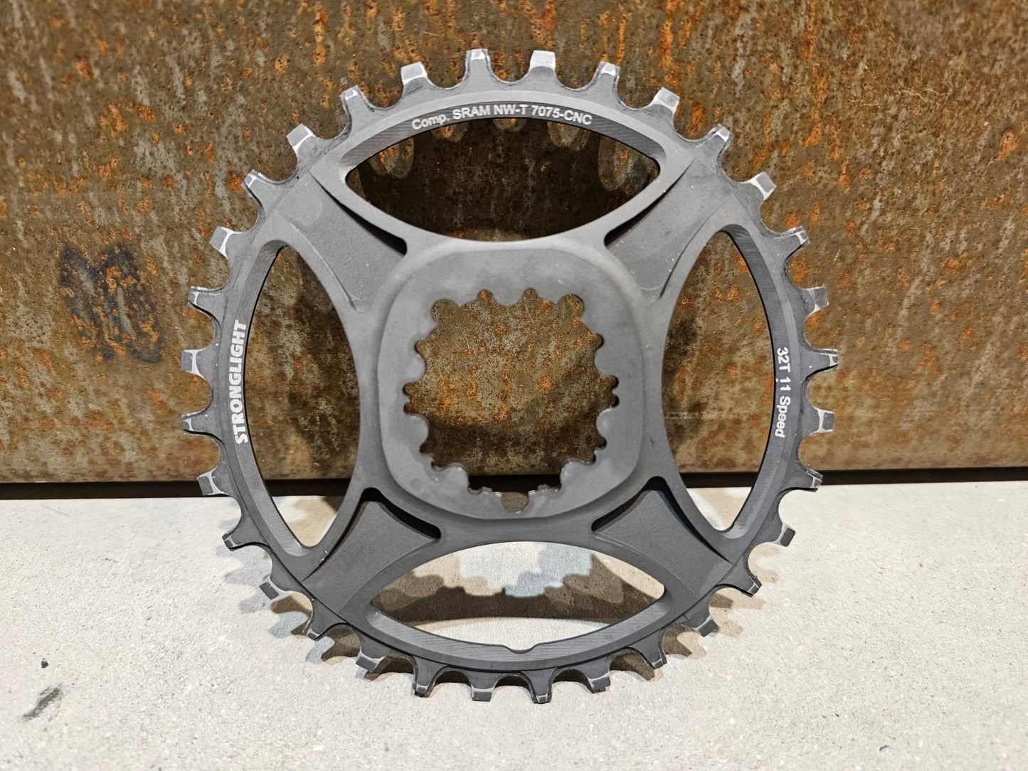 Kettenblatt von Stronglight, STRONGLIGHT SRAM DIRECTMOUNT KETTENBLATT 11 FACH 6MM OFFSET 32 ZÄHNE in variant_title vor USEDBIKES - OB.DE Hintergrund