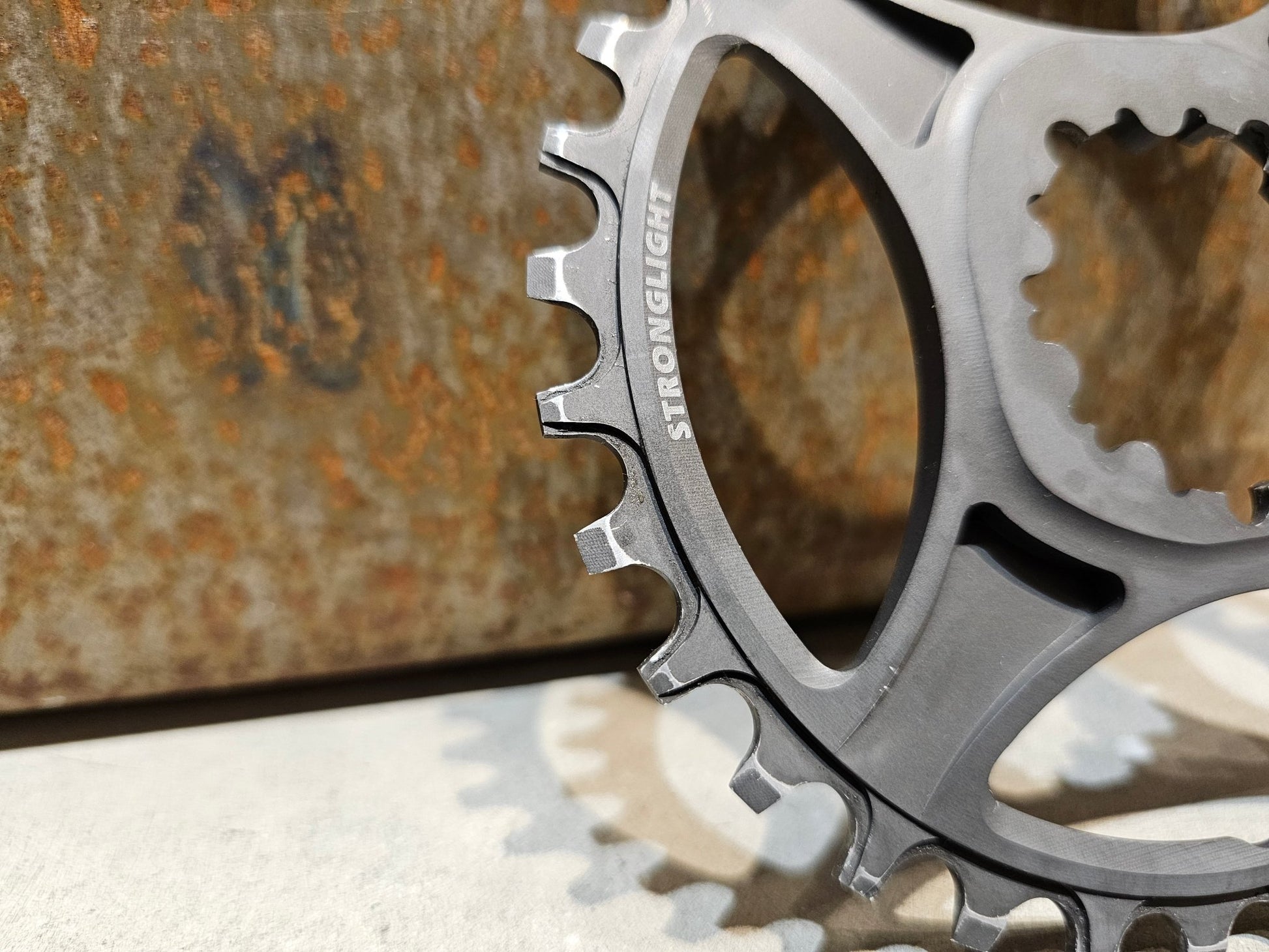 Kettenblatt von Stronglight, STRONGLIGHT SRAM DIRECTMOUNT KETTENBLATT 11 FACH 6MM OFFSET 32 ZÄHNE in variant_title vor USEDBIKES - OB.DE Hintergrund