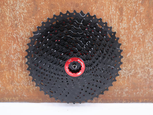 Kassette & Zahnkränze von SunRace, SUNRACE CSMX8 KASSETTE / 11 - FACH / 11 - 46Z / SHIMANO HG / SCHWARZ vor USEDBIKES - OB.DE Hintergrund