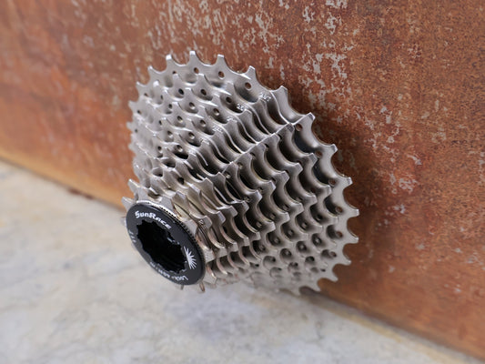 Kassette & Zahnkränze von Wahoo, SUNRACE / MICROSHIFT WAHOO 11 - FACH KASSETTE – 11–28 ZÄHNE – SRAM / SHIMANO vor USEDBIKES - OB.DE Hintergrund