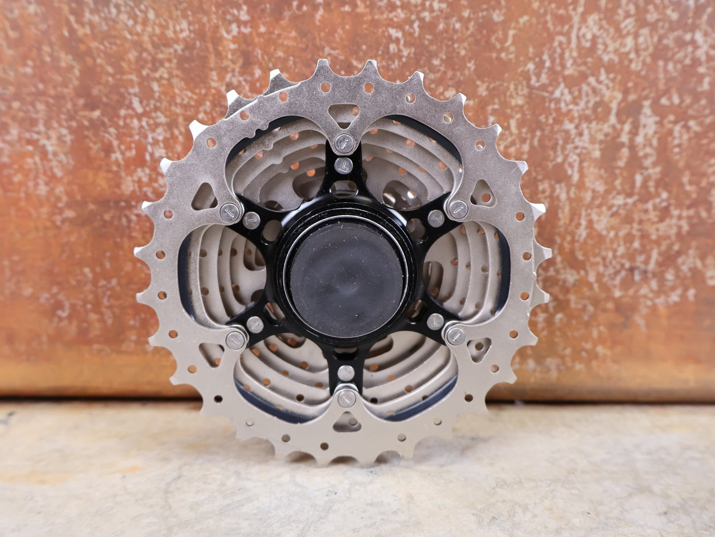 Kassette & Zahnkränze von Wahoo, SUNRACE / MICROSHIFT WAHOO 11 - FACH KASSETTE – 11–28 ZÄHNE – SRAM / SHIMANO vor USEDBIKES - OB.DE Hintergrund