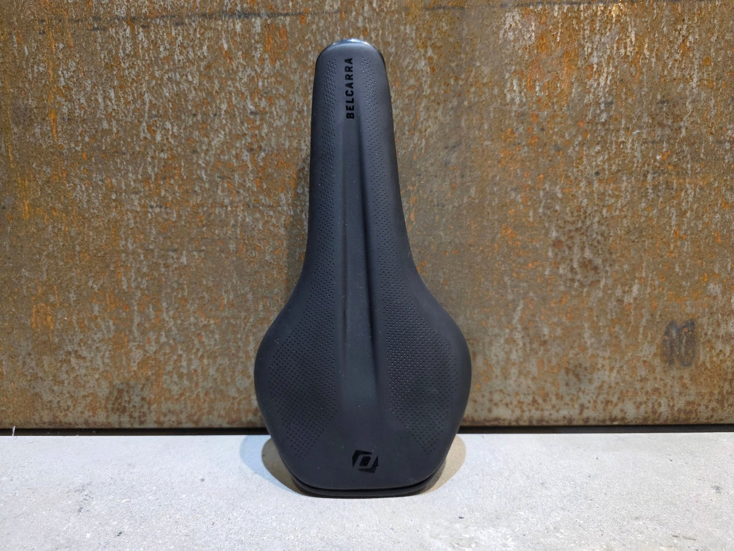 Sattel von Syncros, SYNCROS BELCARRA REGULAR 2.0 SATTEL SCHWARZ vor USEDBIKES - OB.DE Hintergrund