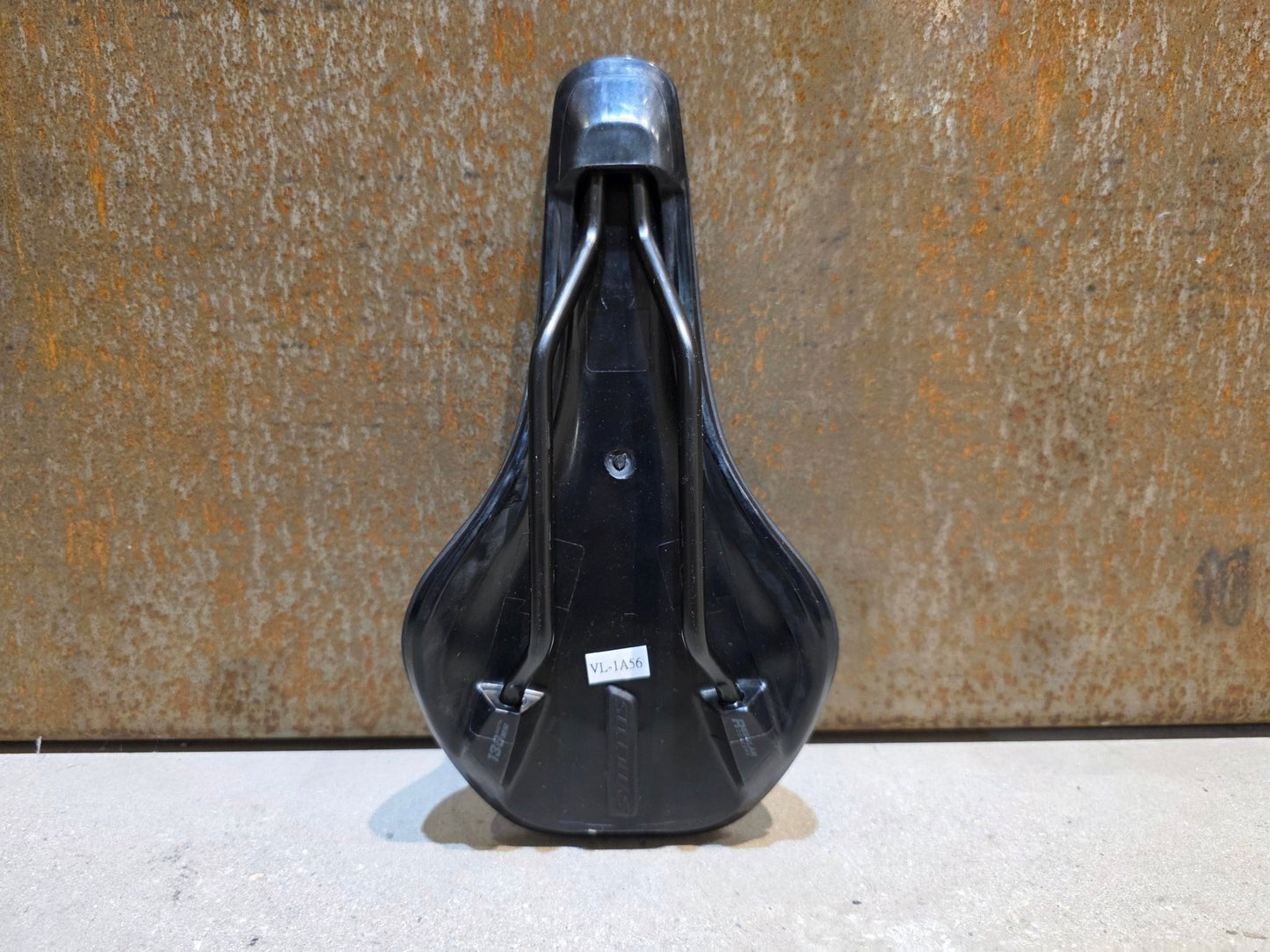 Sattel von Syncros, SYNCROS BELCARRA REGULAR 2.0 SATTEL SCHWARZ vor USEDBIKES - OB.DE Hintergrund