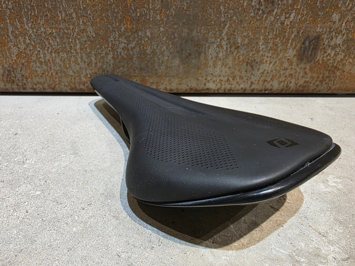 Sattel von Syncros, SYNCROS BELCARRA REGULAR 2.0 SATTEL SCHWARZ vor USEDBIKES - OB.DE Hintergrund