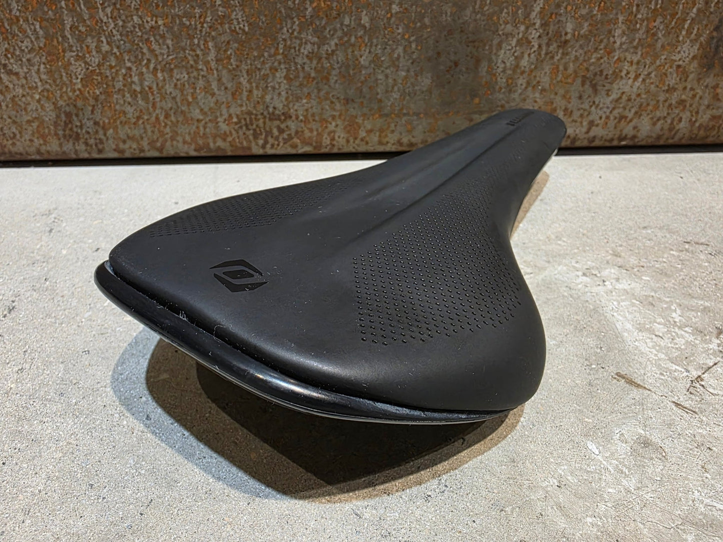 Sattel von Syncros, SYNCROS BELCARRA REGULAR 2.0 SATTEL SCHWARZ vor USEDBIKES - OB.DE Hintergrund