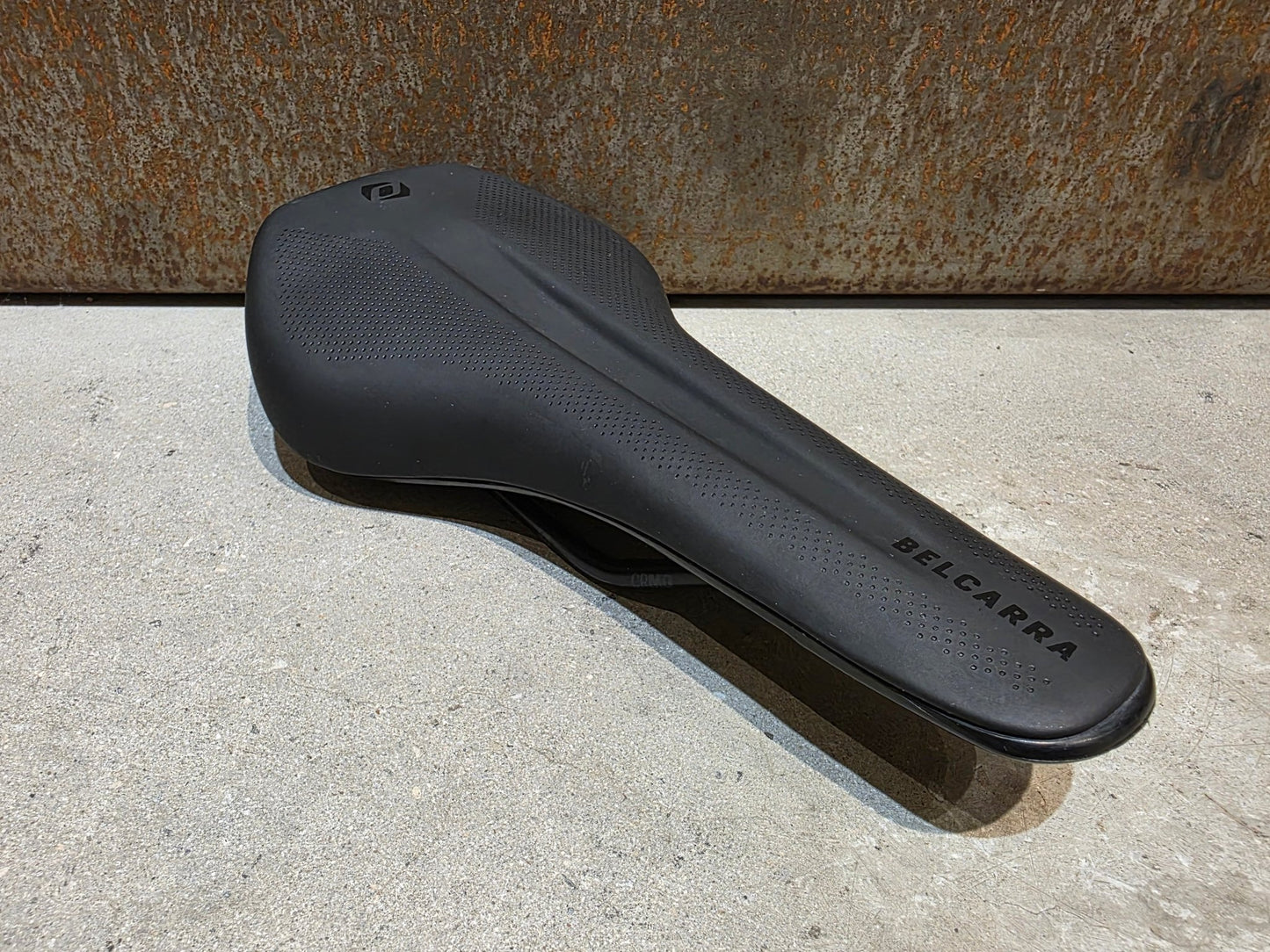 Sattel von Syncros, SYNCROS BELCARRA REGULAR 2.0 SATTEL SCHWARZ vor USEDBIKES - OB.DE Hintergrund