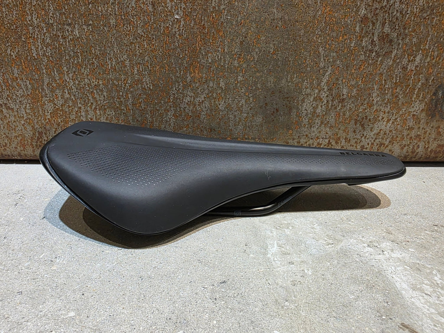Sattel von Syncros, SYNCROS BELCARRA REGULAR 2.0 SATTEL SCHWARZ vor USEDBIKES - OB.DE Hintergrund