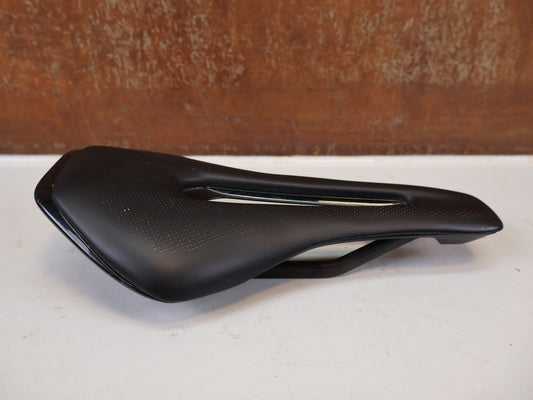 Sattel von Syncros, Syncros Belcarra V 1.0 Cut-Out Sattel Carbon 140mm 181g vor USEDBIKES-OB.DE Hintergrund