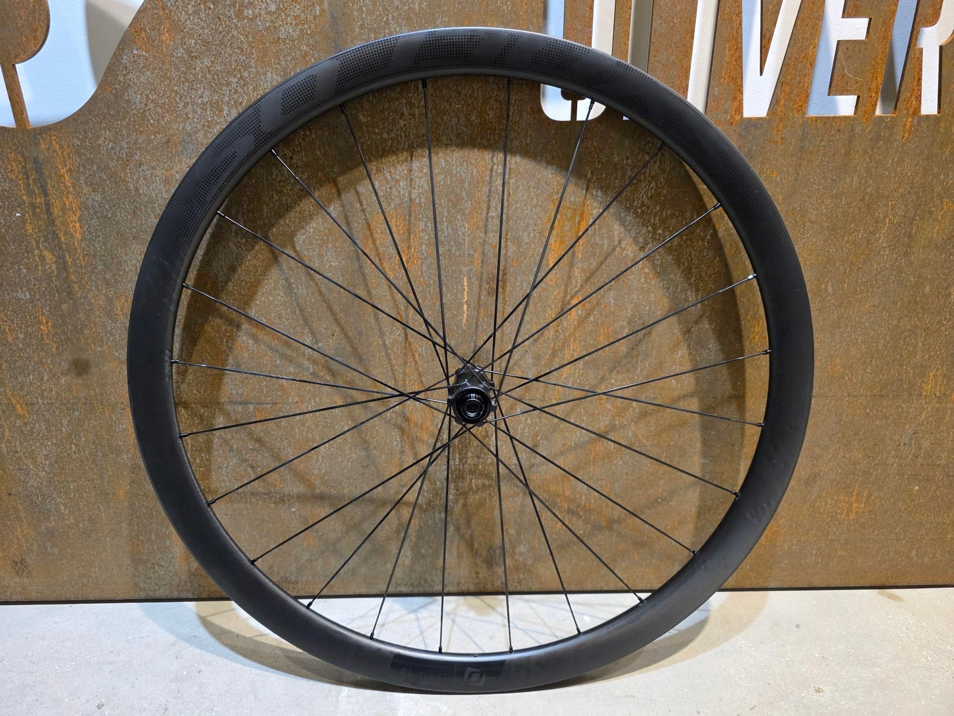 Laufrad/Laufradsatz von Syncros, SYNCROS CAPITAL 1.0 CARBON 35 LAUFRADSATZ DISC vor USEDBIKES - OB.DE Hintergrund