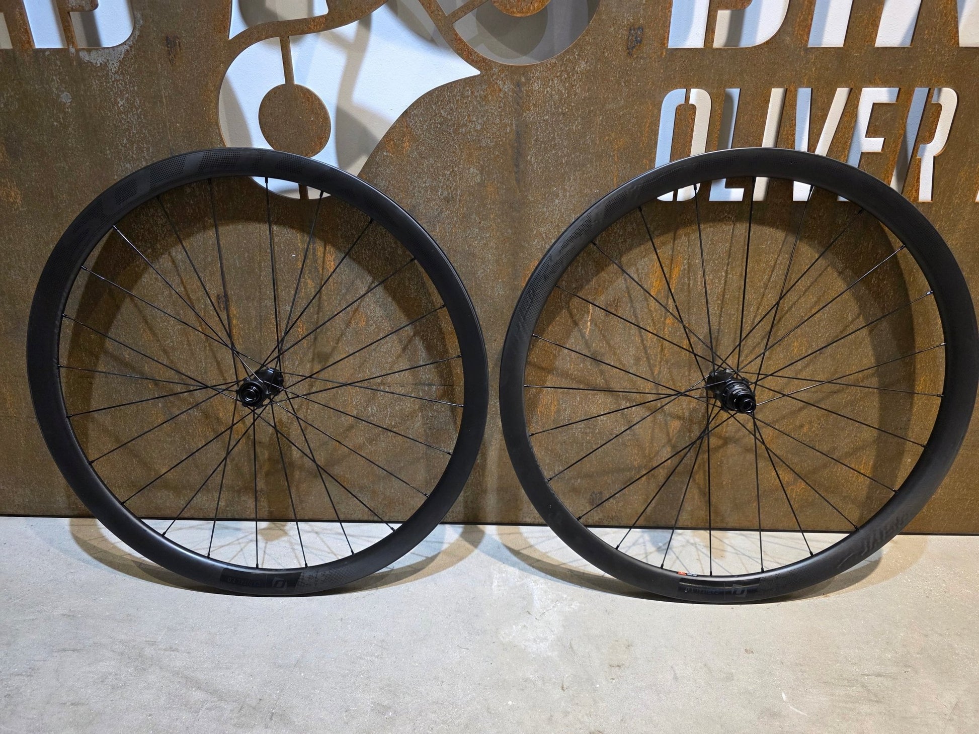 Laufrad/Laufradsatz von Syncros, SYNCROS CAPITAL 1.0 CARBON 35 LAUFRADSATZ DISC vor USEDBIKES - OB.DE Hintergrund