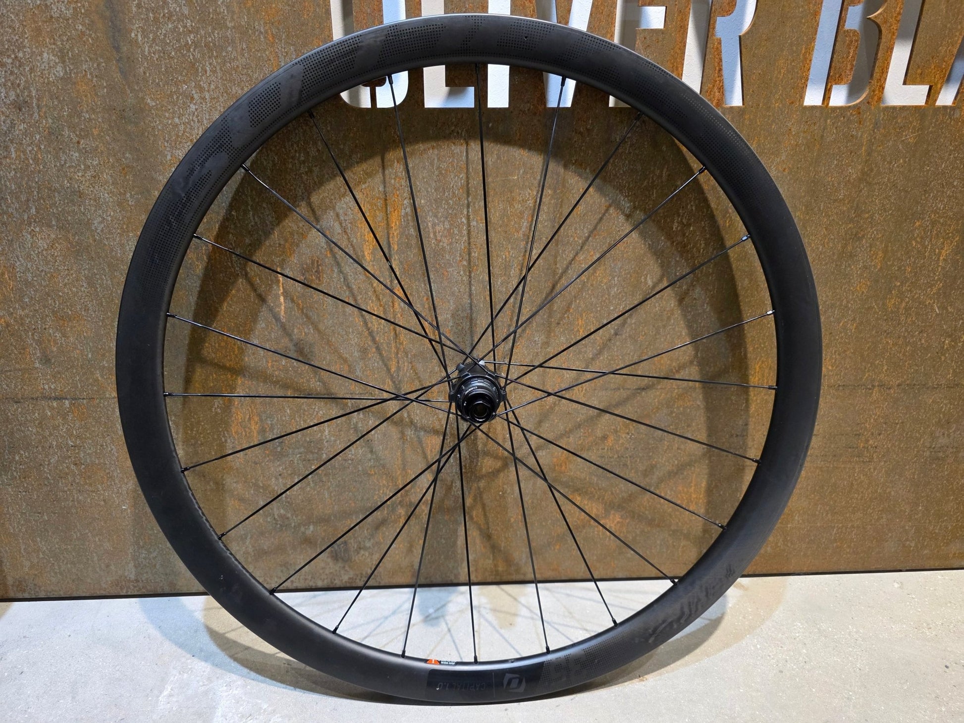 Laufrad/Laufradsatz von Syncros, SYNCROS CAPITAL 1.0 CARBON 35 LAUFRADSATZ DISC vor USEDBIKES - OB.DE Hintergrund