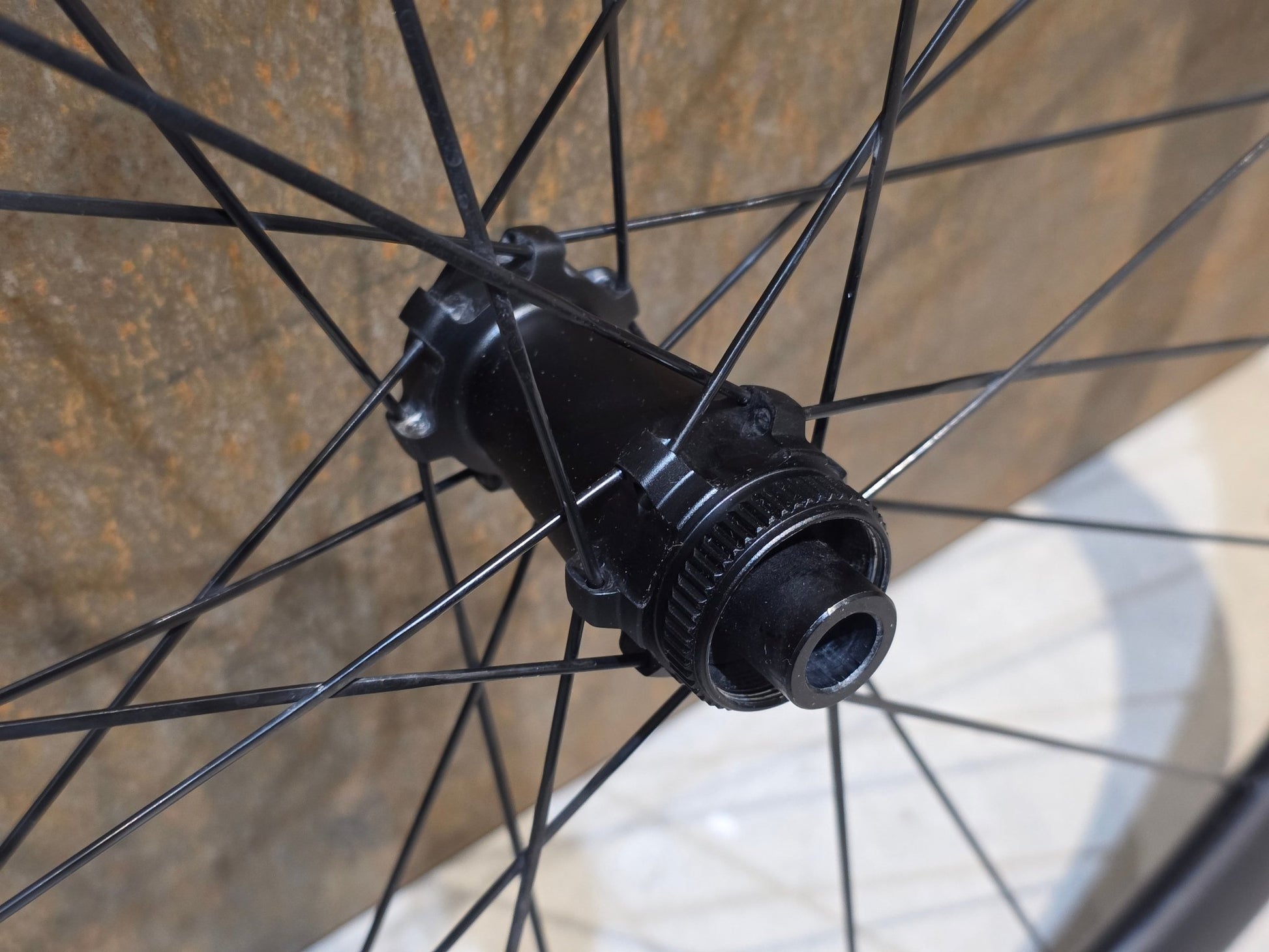 Laufrad/Laufradsatz von Syncros, SYNCROS CAPITAL 1.0 CARBON 35 LAUFRADSATZ DISC vor USEDBIKES - OB.DE Hintergrund