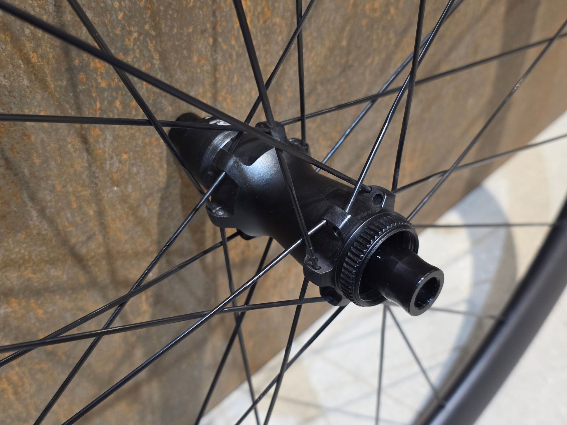 Laufrad/Laufradsatz von Syncros, SYNCROS CAPITAL 1.0 CARBON 35 LAUFRADSATZ DISC vor USEDBIKES - OB.DE Hintergrund