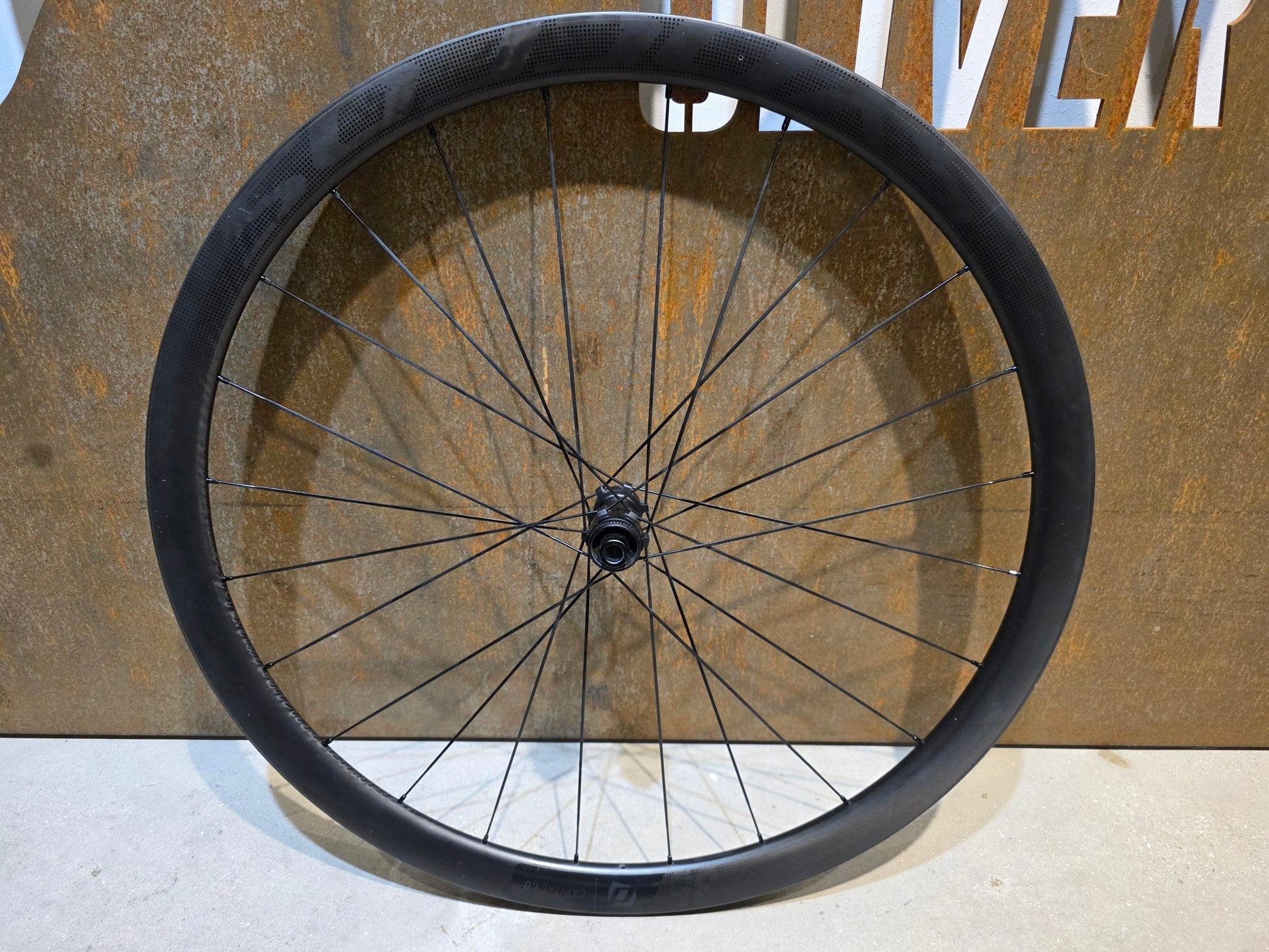 Laufrad/Laufradsatz von Syncros, SYNCROS CAPITAL 1.0 CARBON 35 LAUFRADSATZ DISC vor USEDBIKES - OB.DE Hintergrund