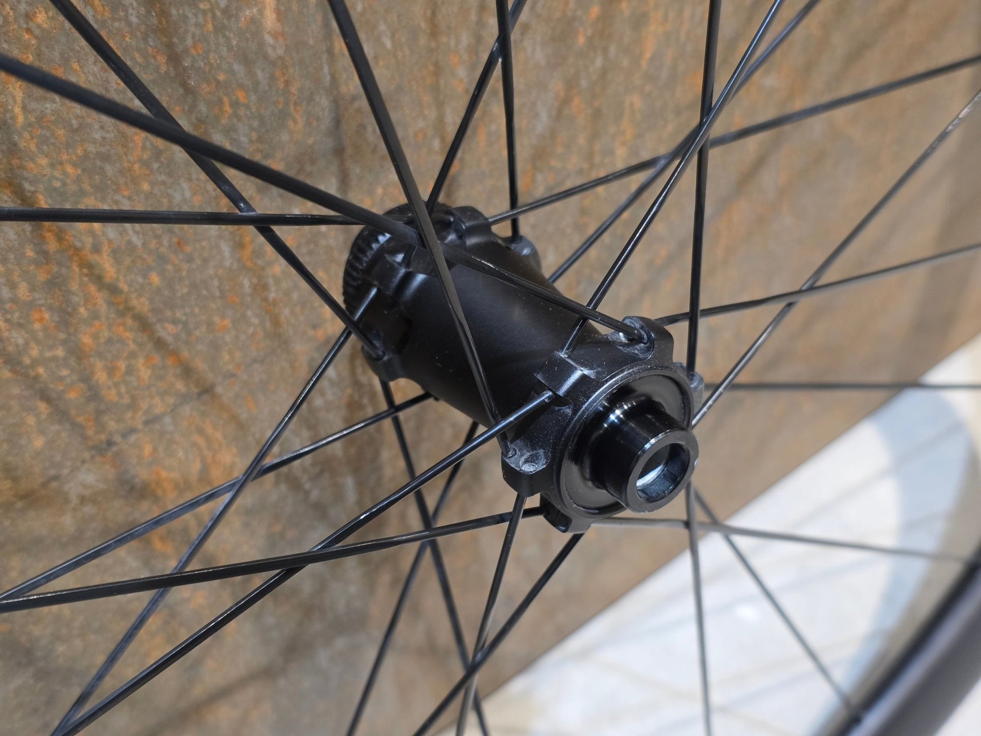 Laufrad/Laufradsatz von Syncros, SYNCROS CAPITAL 1.0 CARBON 35 LAUFRADSATZ DISC vor USEDBIKES - OB.DE Hintergrund