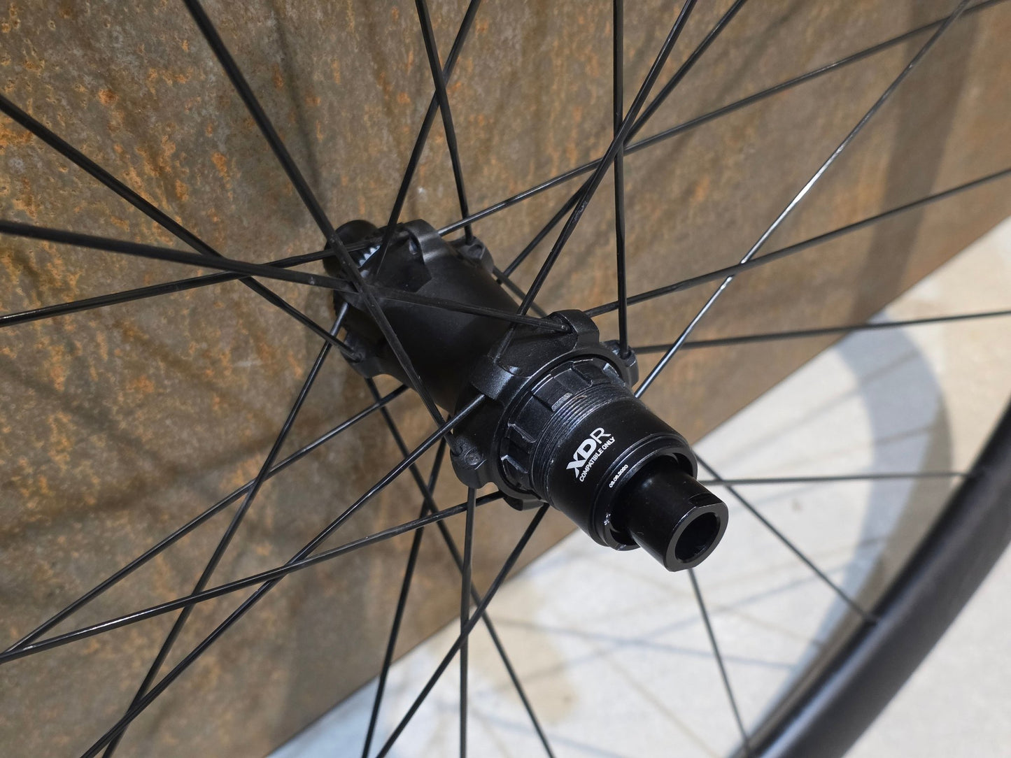 Laufrad/Laufradsatz von Syncros, SYNCROS CAPITAL 1.0 CARBON 35 LAUFRADSATZ DISC vor USEDBIKES - OB.DE Hintergrund