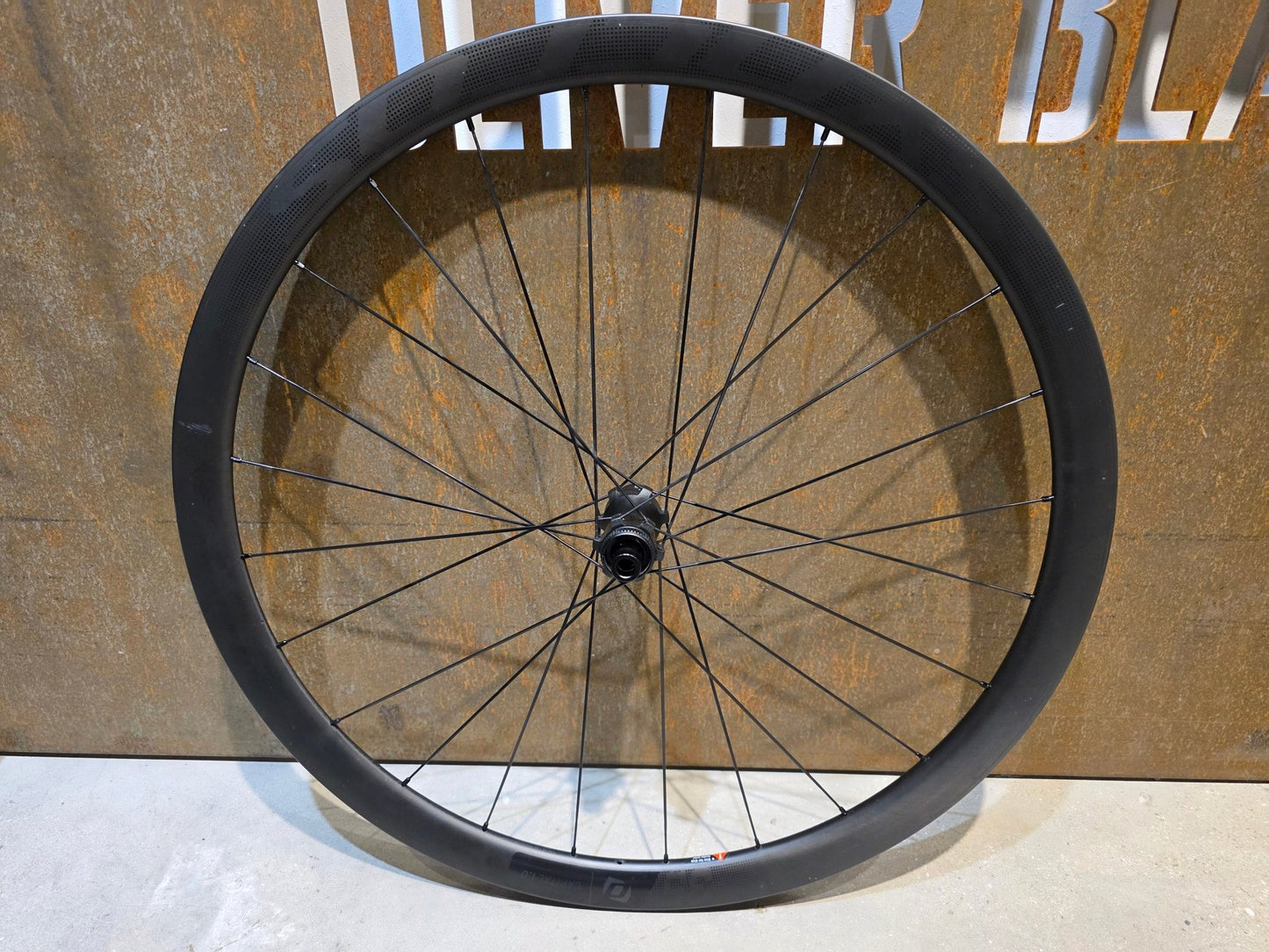 Laufrad/Laufradsatz von Syncros, SYNCROS CAPITAL 1.0 CARBON 35 LAUFRADSATZ DISC vor USEDBIKES - OB.DE Hintergrund