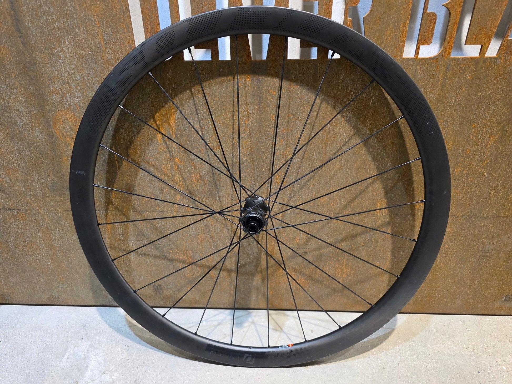 Laufrad/Laufradsatz von Syncros, SYNCROS CAPITAL 1.0 CARBON 35 LAUFRADSATZ DISC vor USEDBIKES - OB.DE Hintergrund