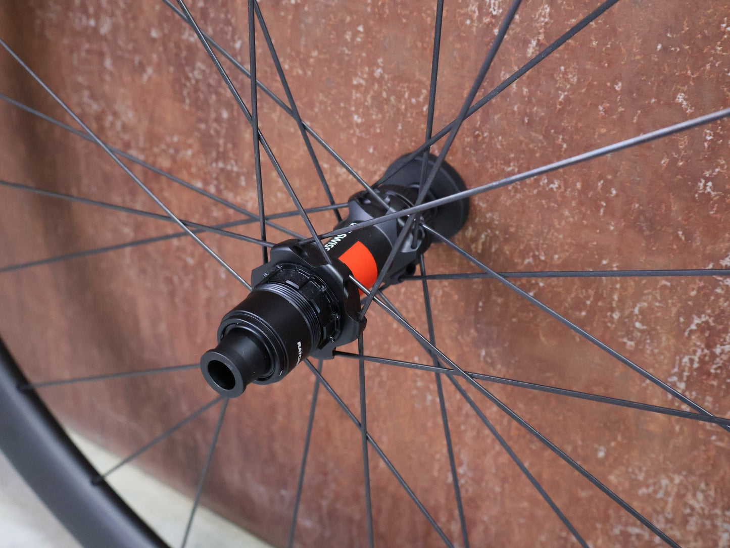 Laufrad/Laufradsatz von Syncros, SYNCROS CAPITAL 1.0 / DT SWISS 240 / LAUFRADSATZ DISC vor USEDBIKES - OB.DE Hintergrund