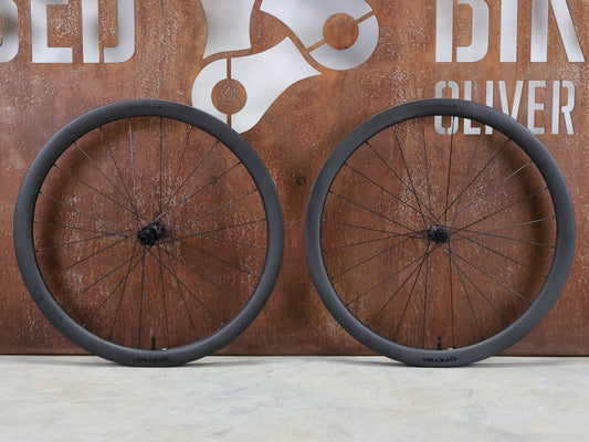 Laufrad/Laufradsatz von Syncros, SYNCROS CAPITAL 1.0 / DT SWISS 240 / LAUFRADSATZ DISC vor USEDBIKES - OB.DE Hintergrund