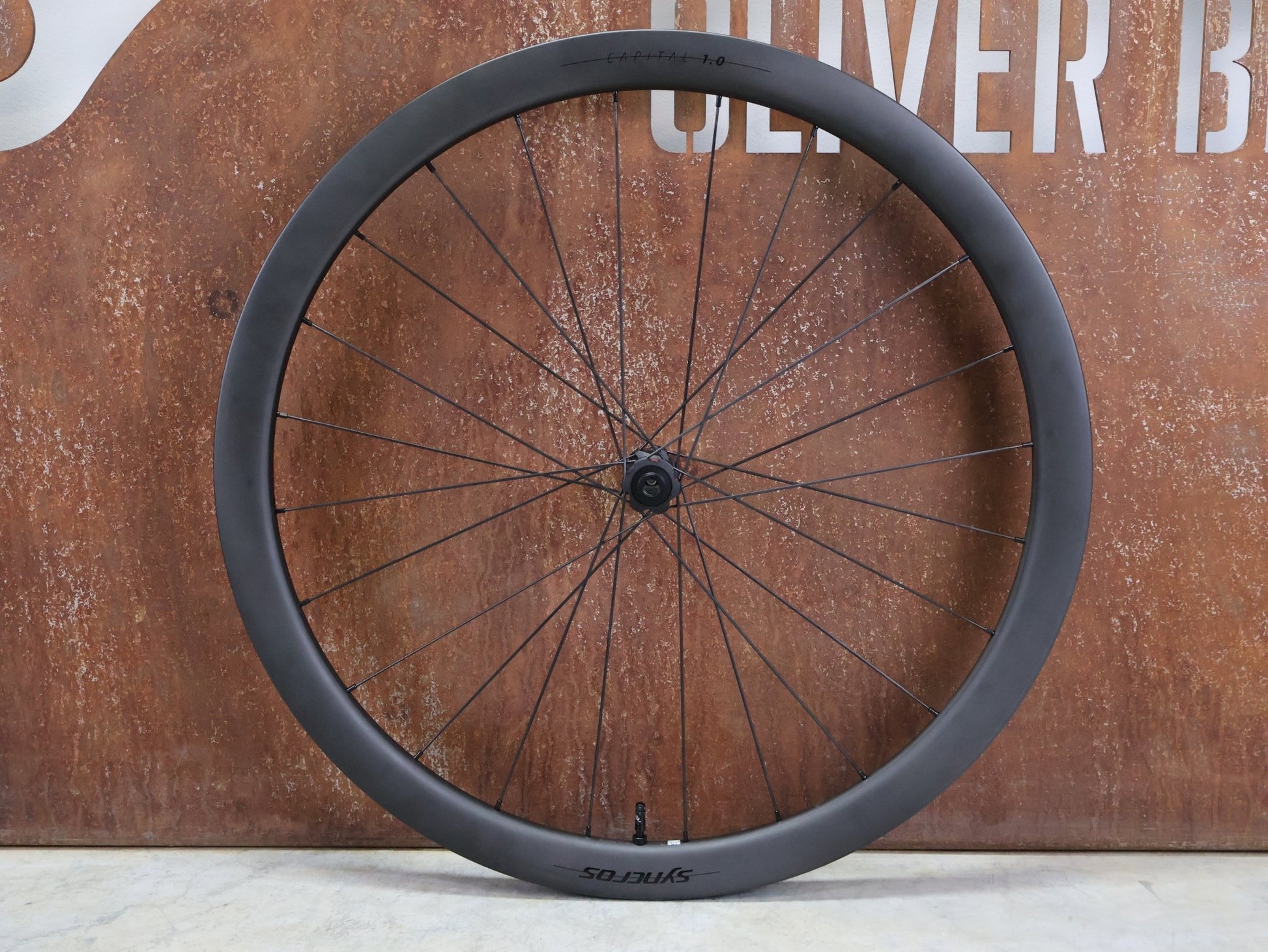 Laufrad/Laufradsatz von Syncros, SYNCROS CAPITAL 1.0 / DT SWISS 240 / LAUFRADSATZ DISC vor USEDBIKES - OB.DE Hintergrund