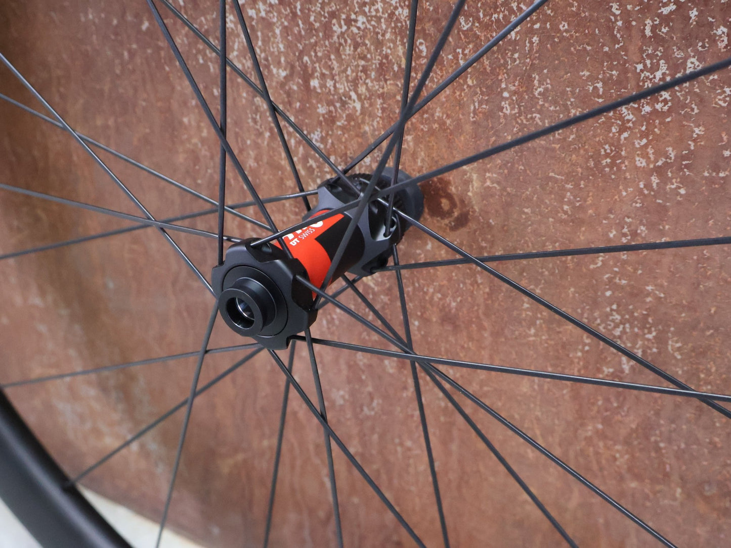 Laufrad/Laufradsatz von Syncros, SYNCROS CAPITAL 1.0 / DT SWISS 240 / LAUFRADSATZ DISC vor USEDBIKES - OB.DE Hintergrund