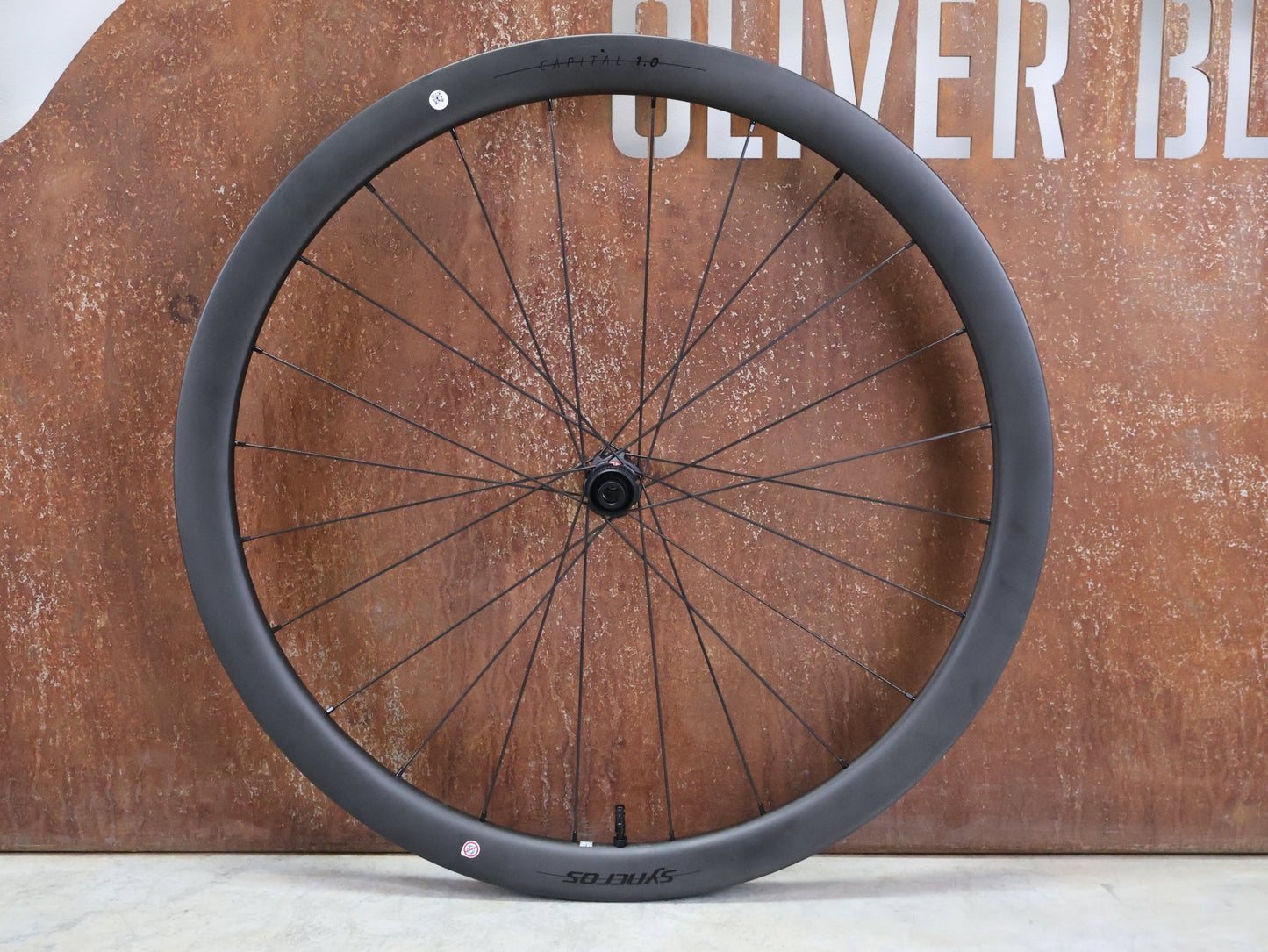 Laufrad/Laufradsatz von Syncros, SYNCROS CAPITAL 1.0 / DT SWISS 240 / LAUFRADSATZ DISC vor USEDBIKES - OB.DE Hintergrund