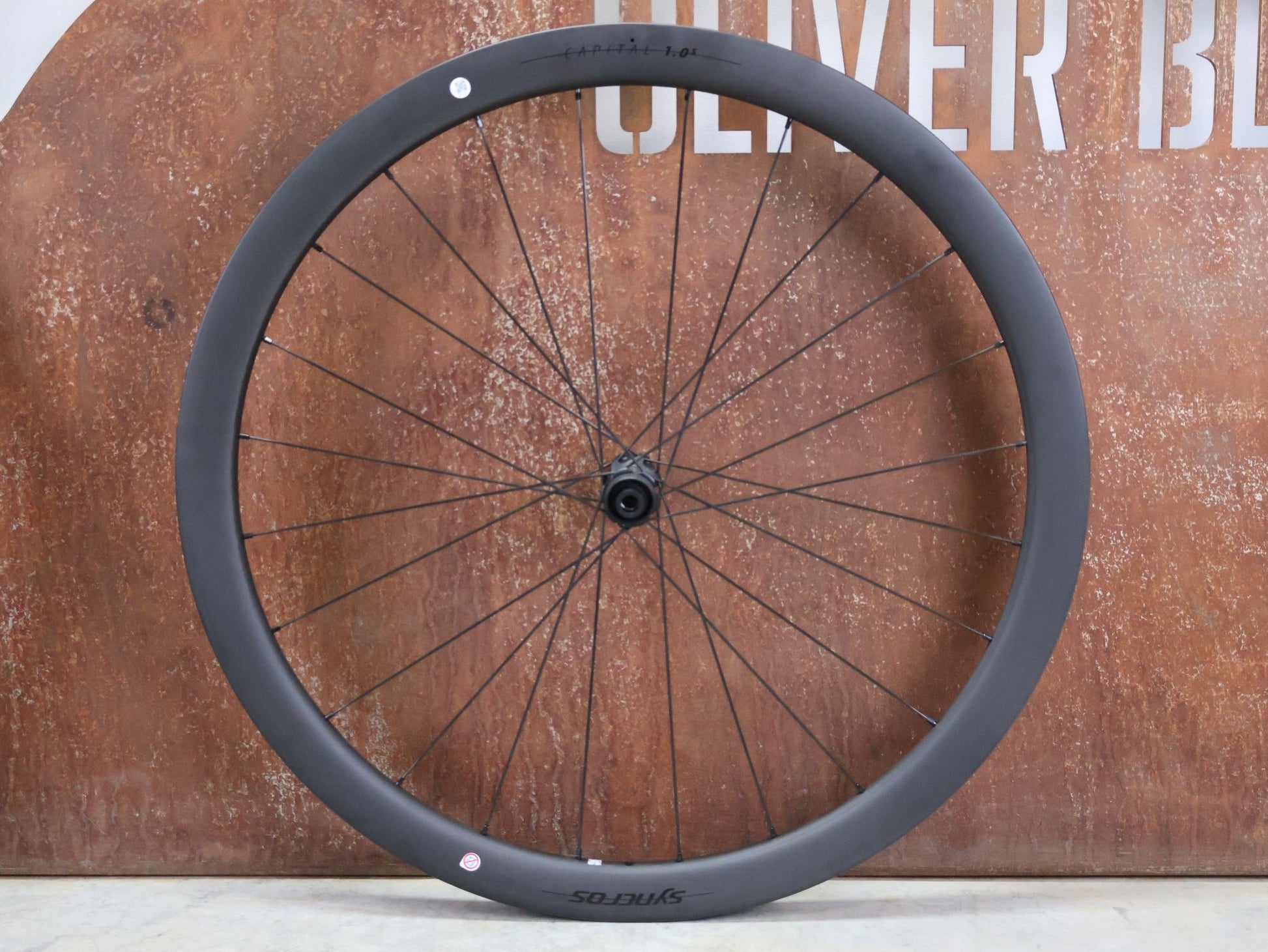 Laufrad/Laufradsatz von Syncros, SYNCROS CAPITAL 1.0S LAUFRADSATZ DISC vor USEDBIKES - OB.DE Hintergrund