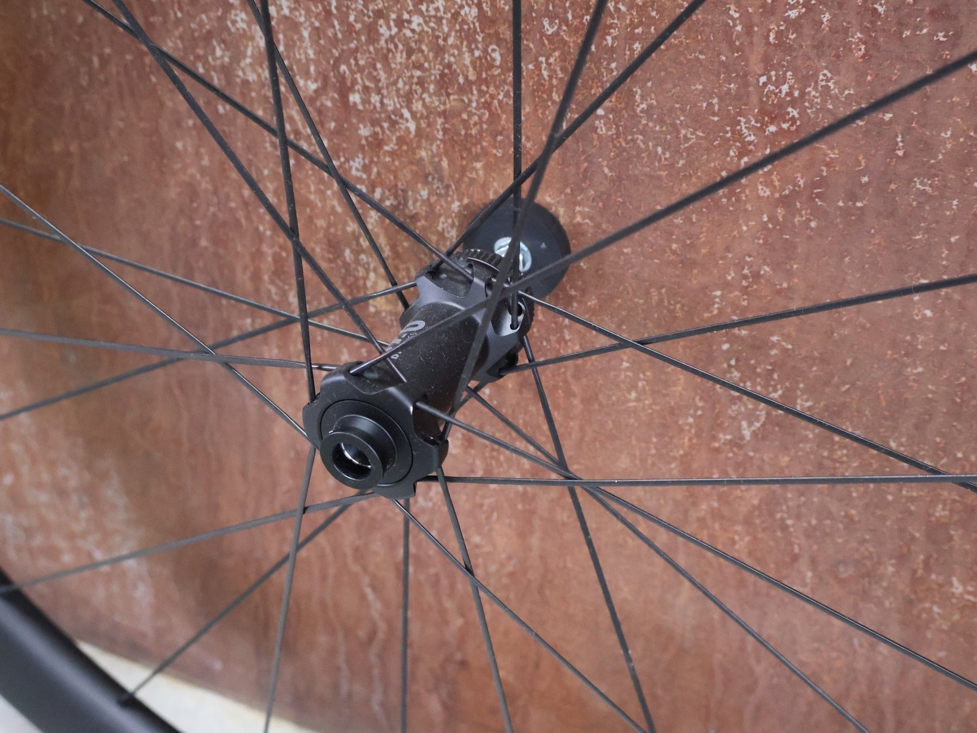 Laufrad/Laufradsatz von Syncros, SYNCROS CAPITAL 1.0S LAUFRADSATZ DISC vor USEDBIKES - OB.DE Hintergrund