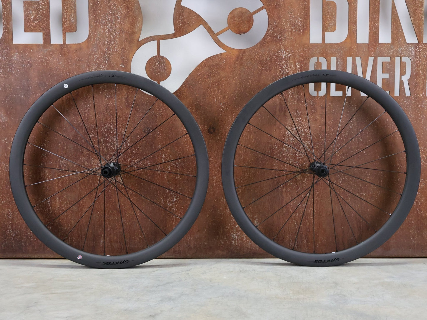 Laufrad/Laufradsatz von Syncros, SYNCROS CAPITAL 1.0S LAUFRADSATZ DISC vor USEDBIKES - OB.DE Hintergrund